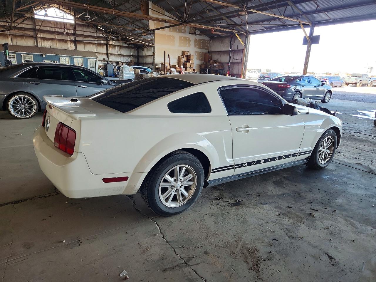 2007 Ford Mustang White vin: 1ZVFT80N975326126
