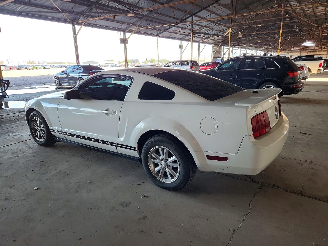 2007 Ford Mustang White vin: 1ZVFT80N975326126