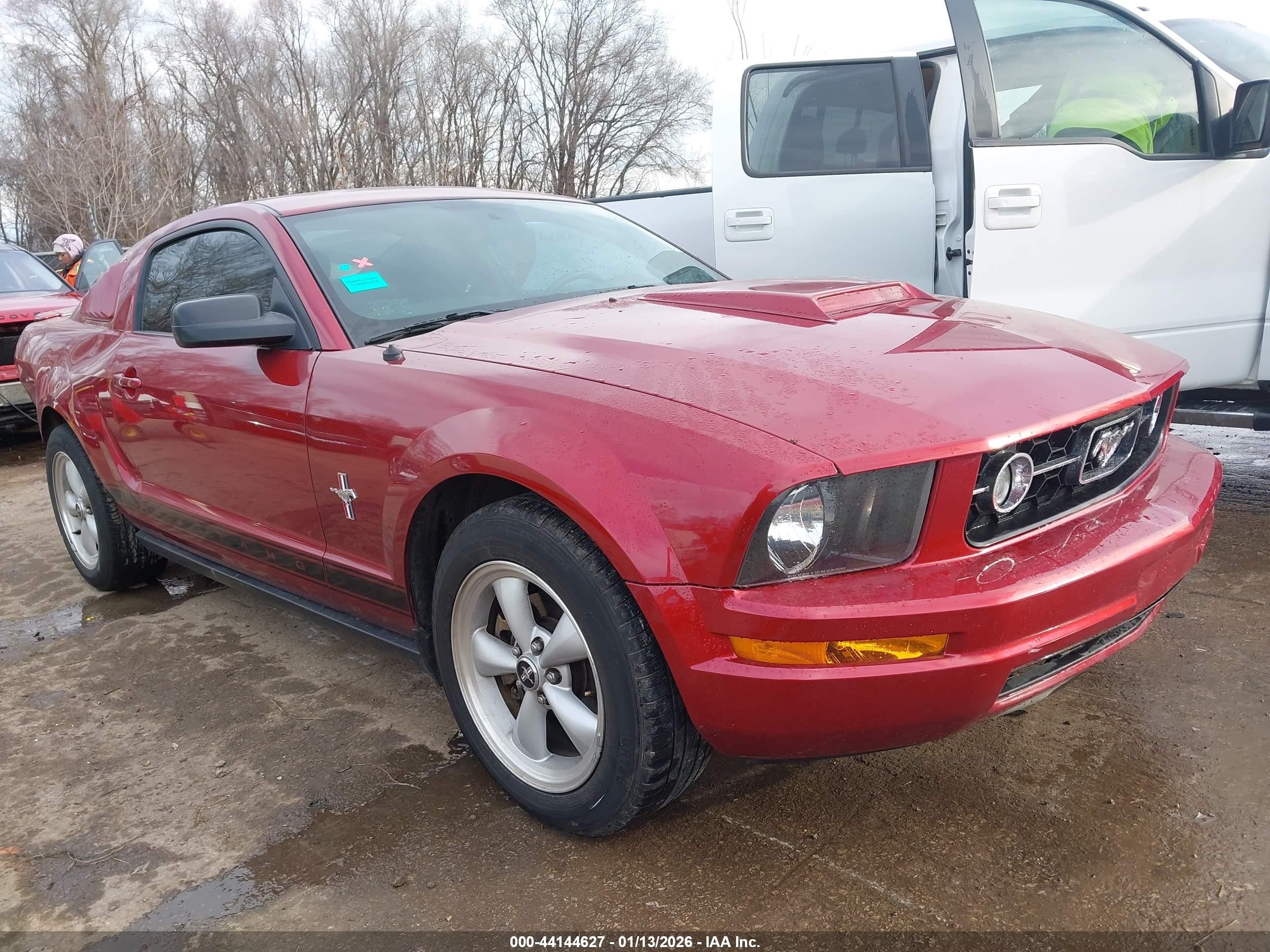2007 Ford Mustang V6 Deluxe/v6 Premium Красный vin: 1ZVFT80N975334873