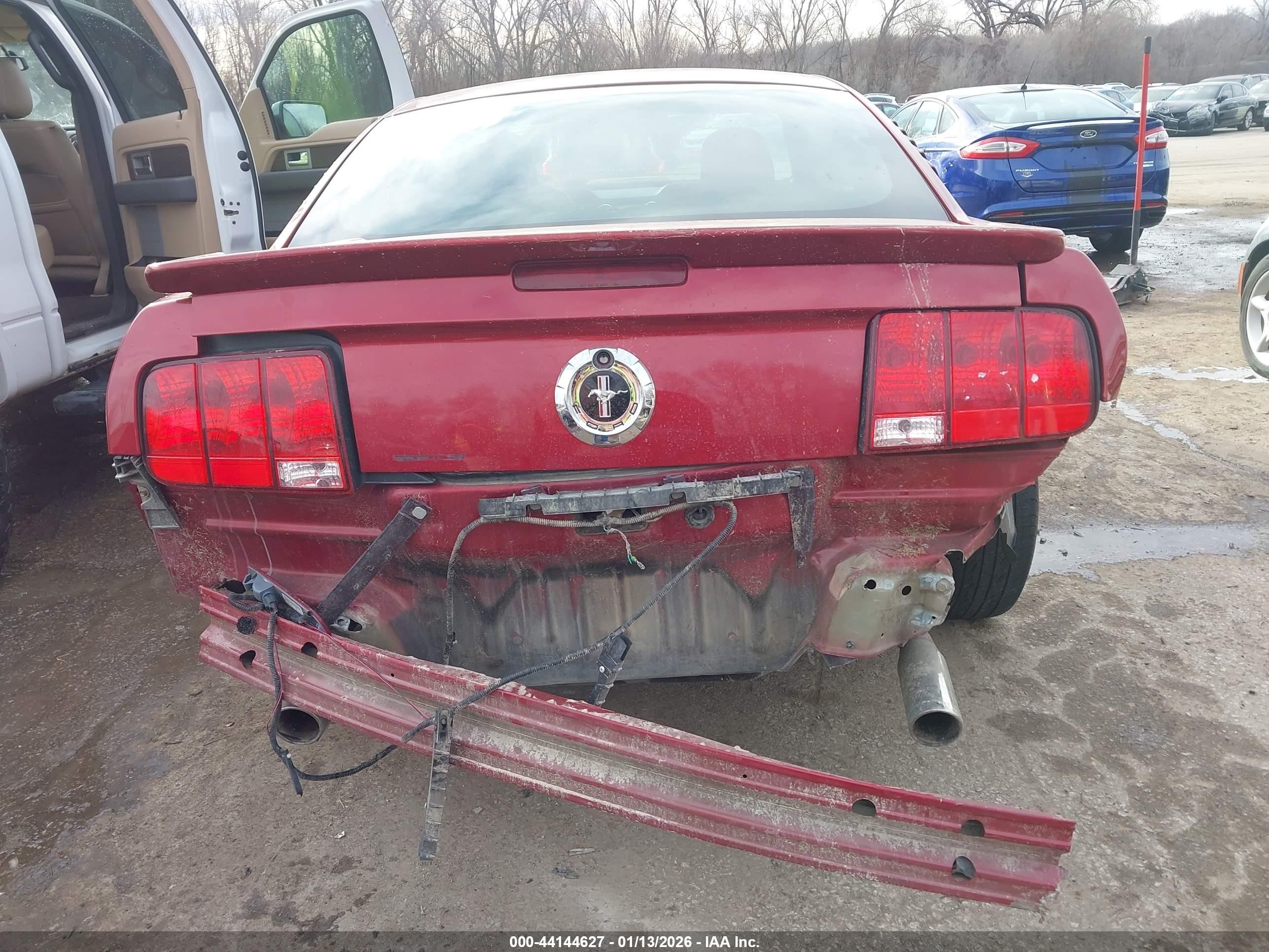 2007 Ford Mustang V6 Deluxe/v6 Premium Red vin: 1ZVFT80N975334873