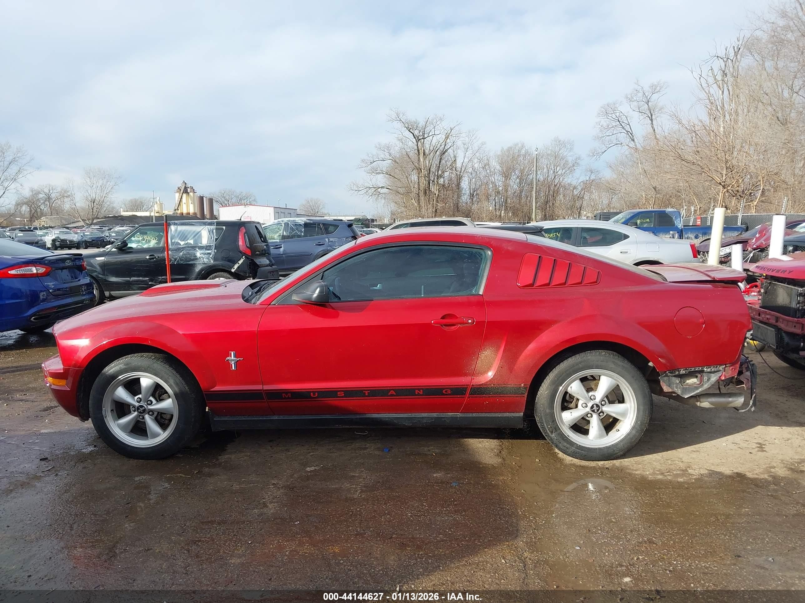 2007 Ford Mustang V6 Deluxe/v6 Premium Red vin: 1ZVFT80N975334873