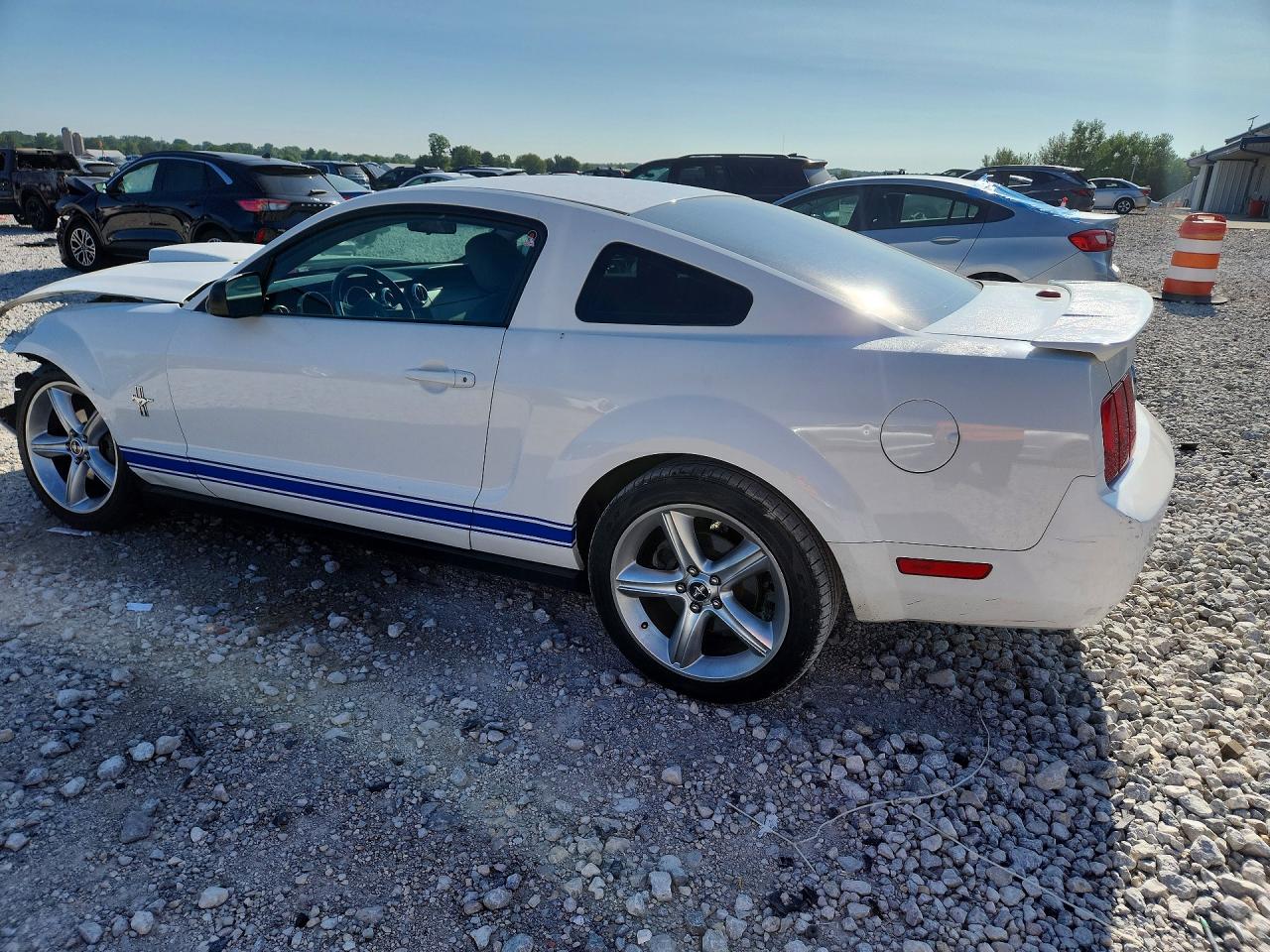2007 Ford Mustang Белый vin: 1ZVFT80N975359045