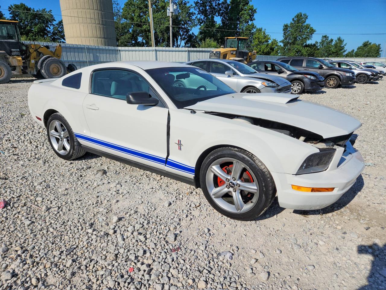 2007 Ford Mustang Белый vin: 1ZVFT80N975359045