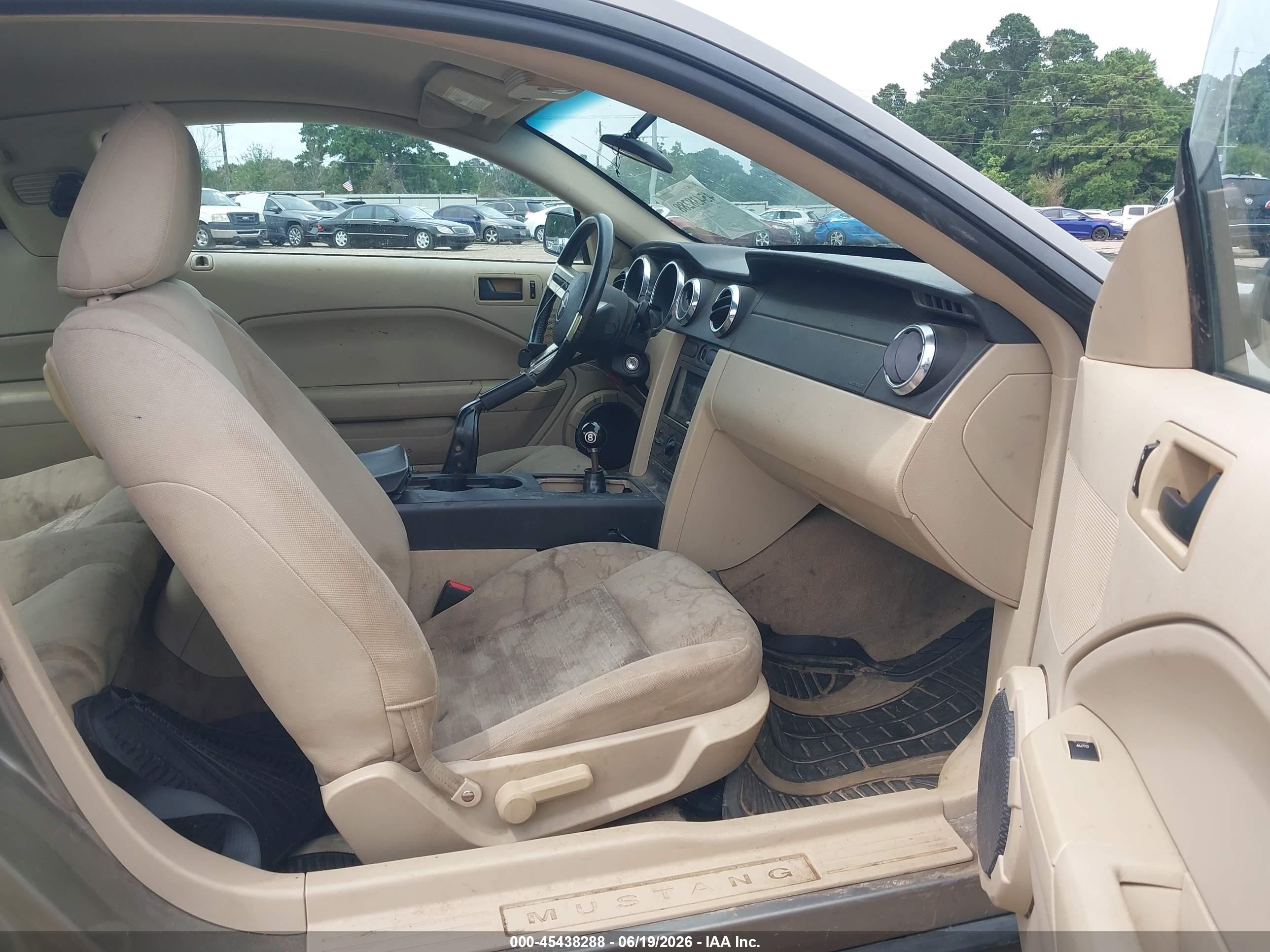 2005 Ford Mustang V6 Deluxe/v6 Premium Золотой vin: 1ZVFT80NX55189095