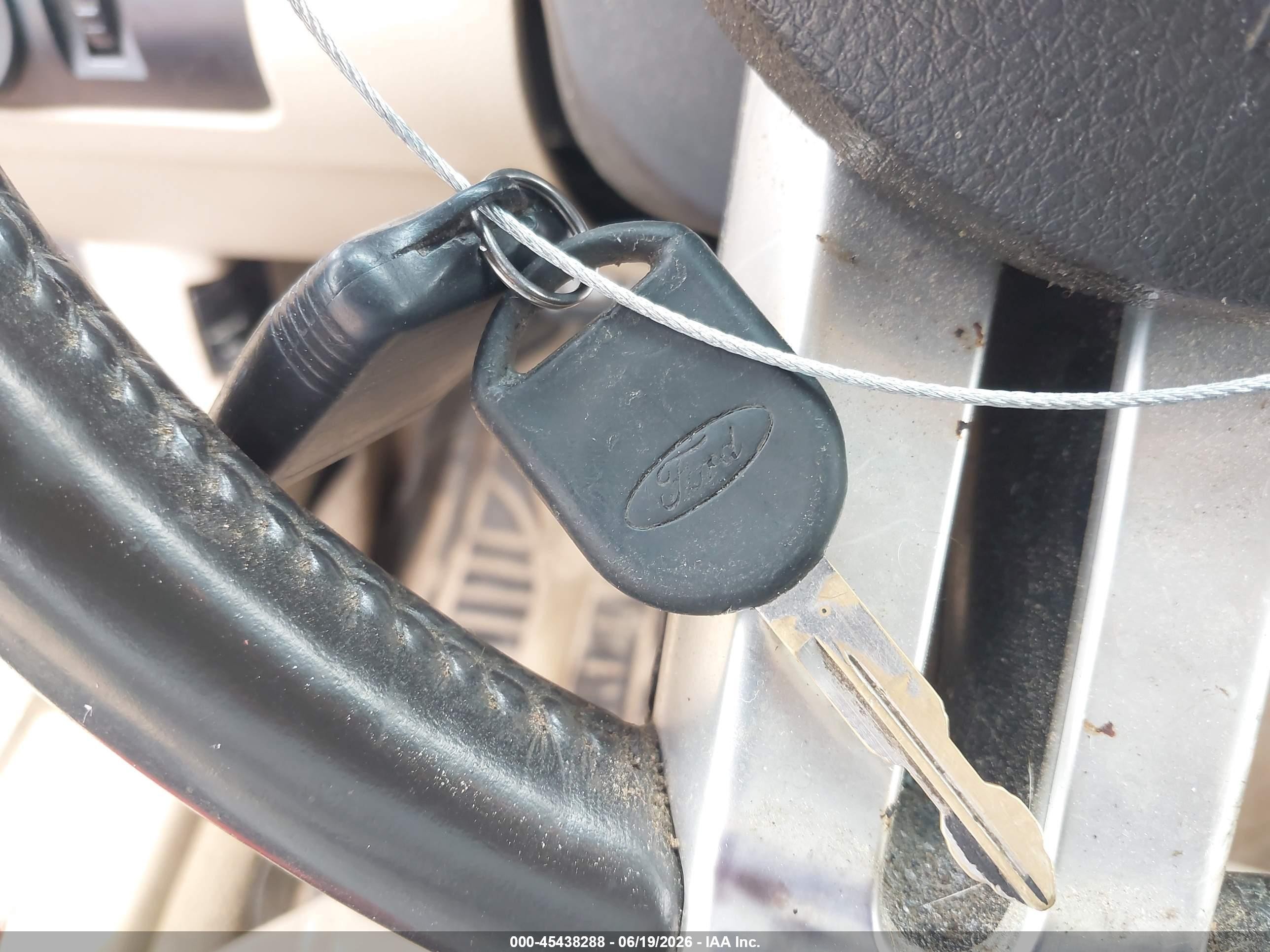 2005 Ford Mustang V6 Deluxe/v6 Premium Золотой vin: 1ZVFT80NX55189095