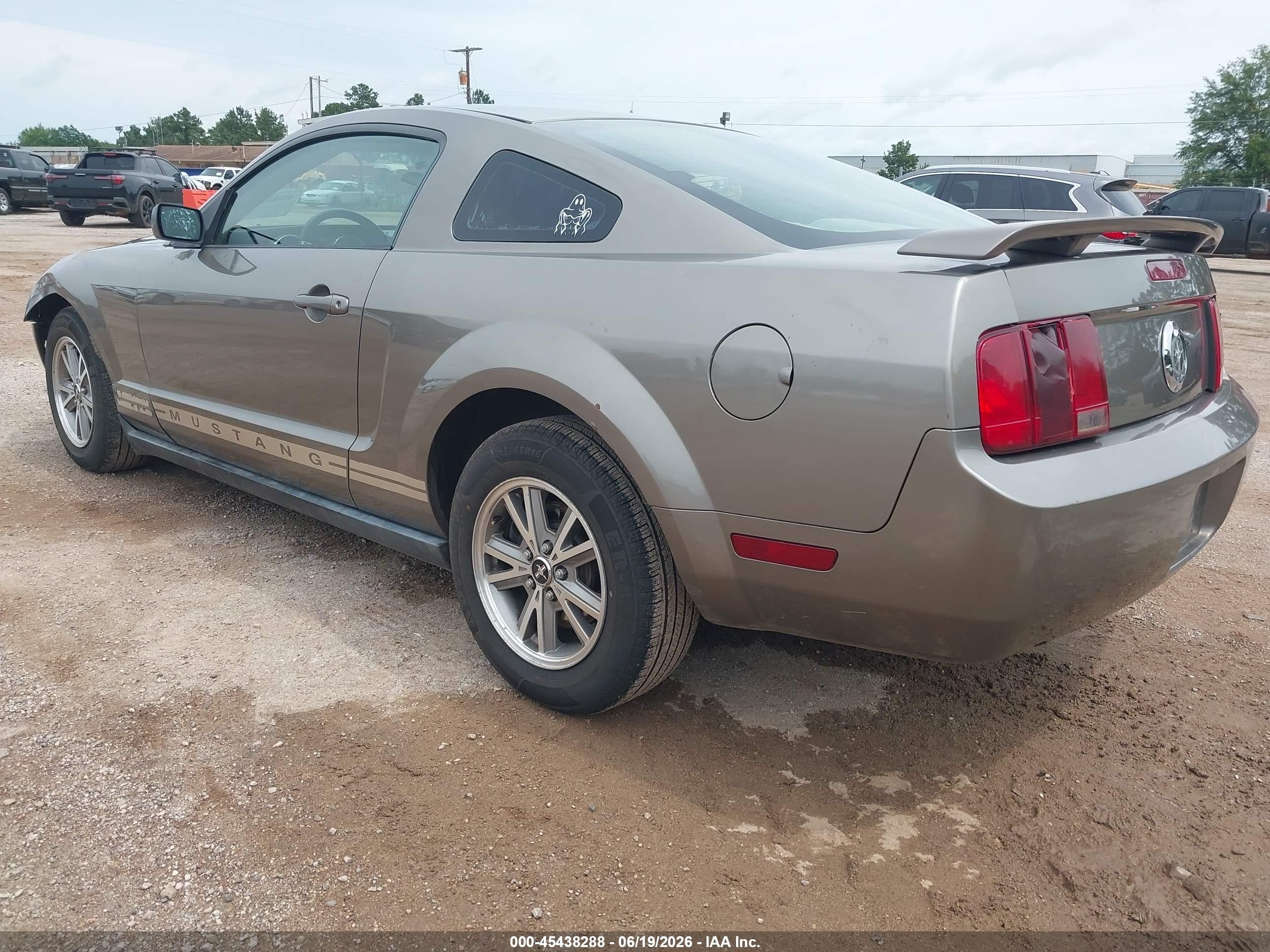 2005 Ford Mustang V6 Deluxe/v6 Premium Золотой vin: 1ZVFT80NX55189095