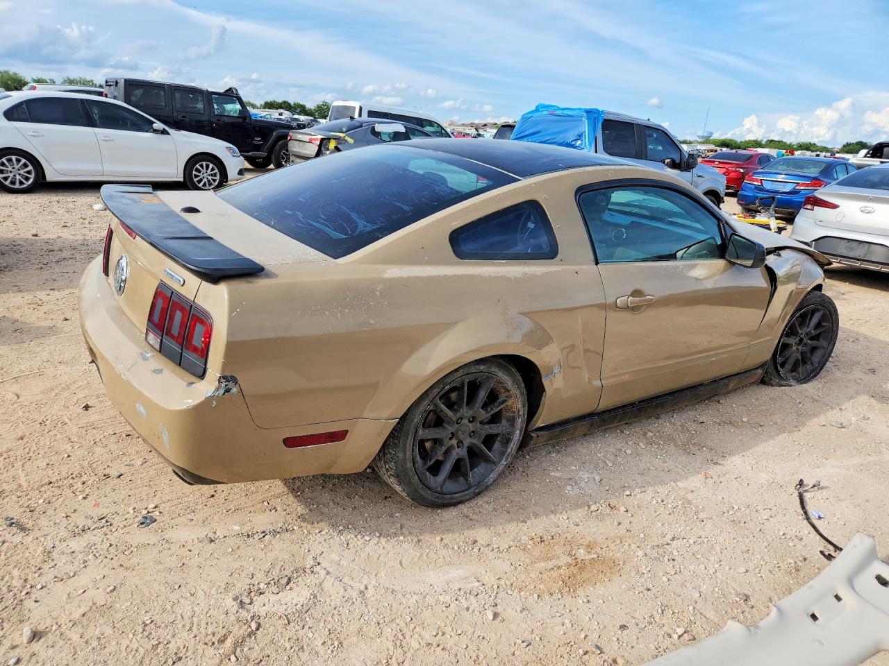 2007 Ford Mustang Коричневый vin: 1ZVFT80NX75281536