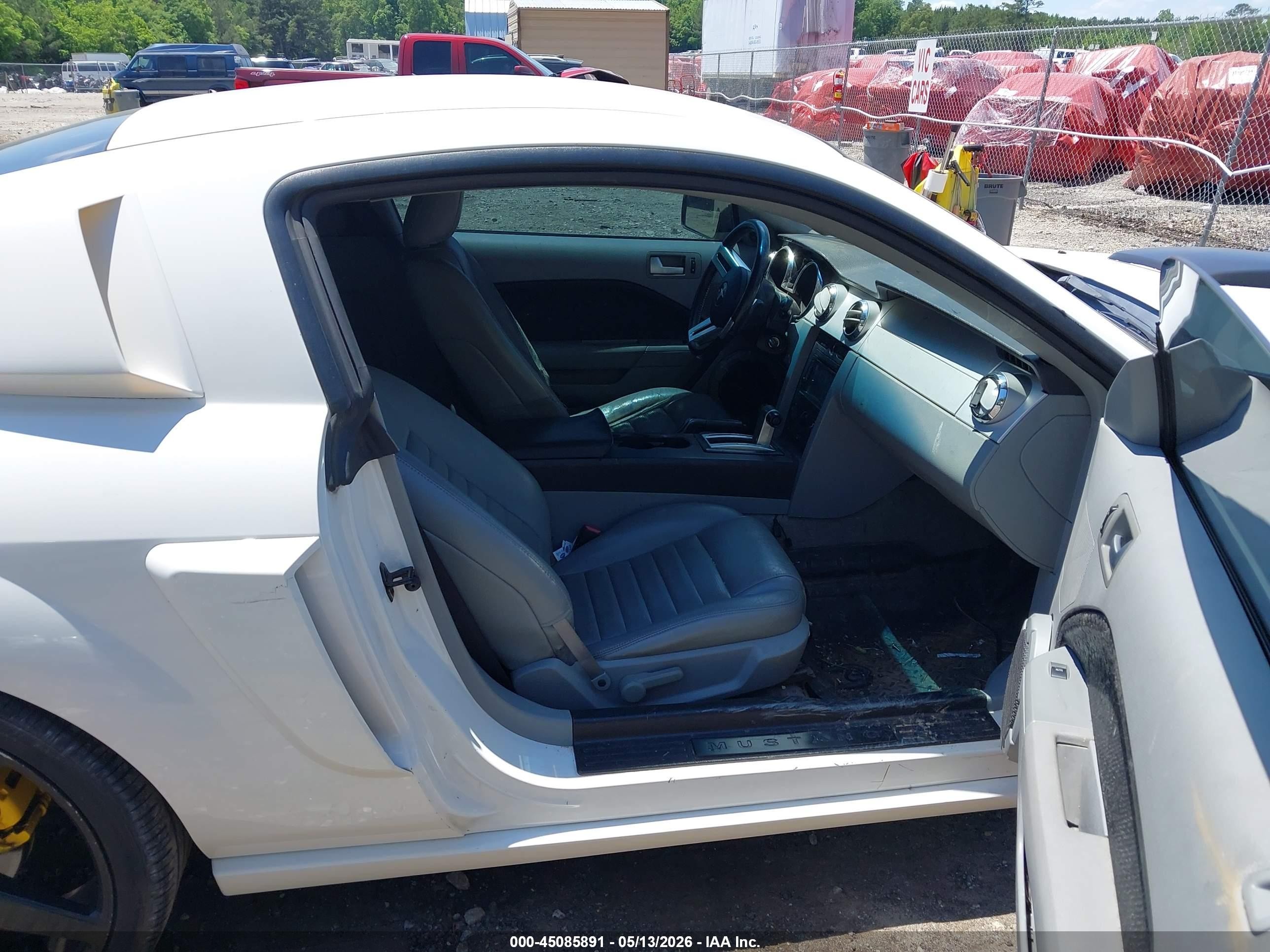 2006 Ford Mustang Gt White vin: 1ZVFT82H265259598