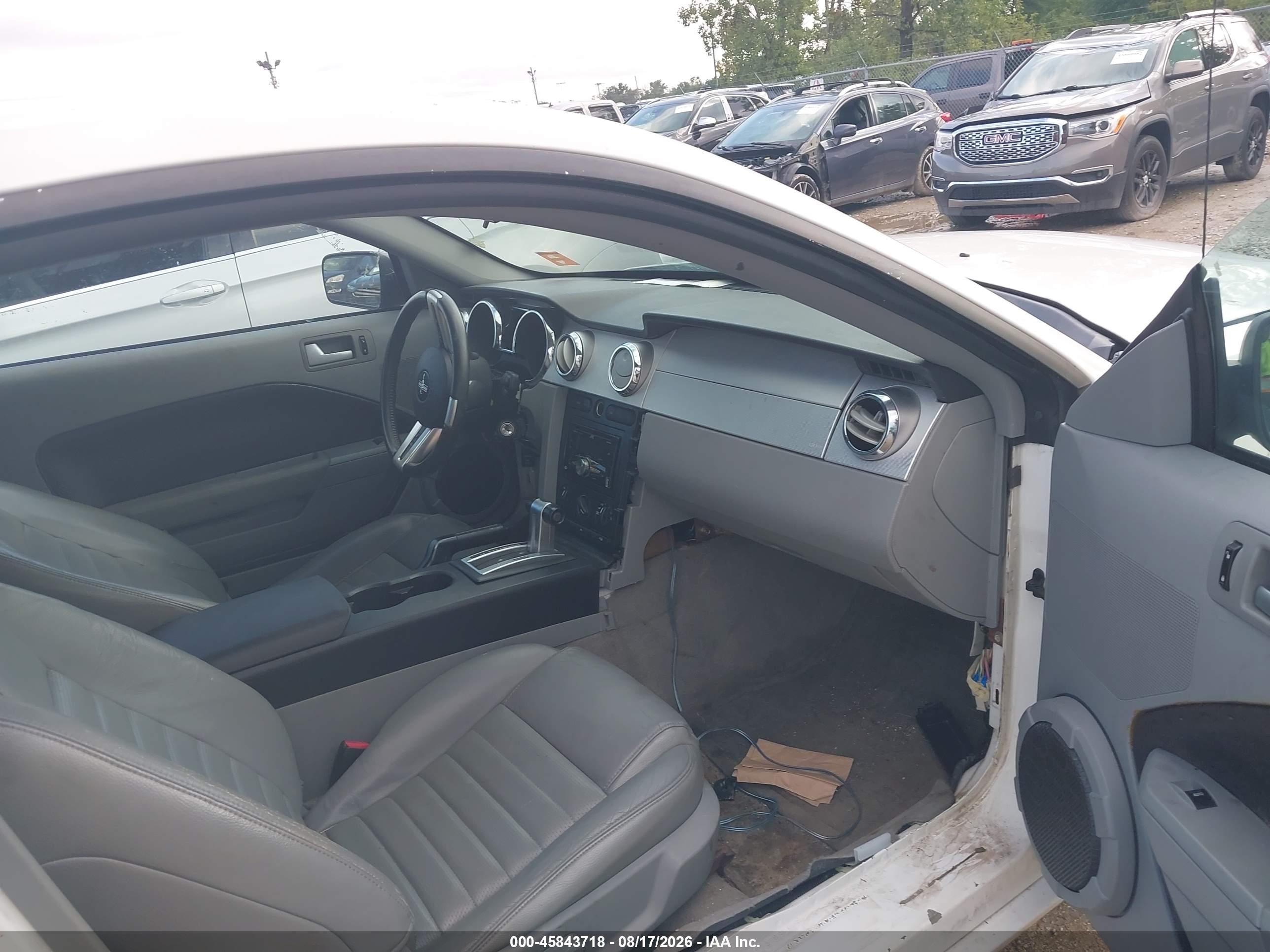 2005 Ford Mustang   White vin: 1ZVFT82H355124015