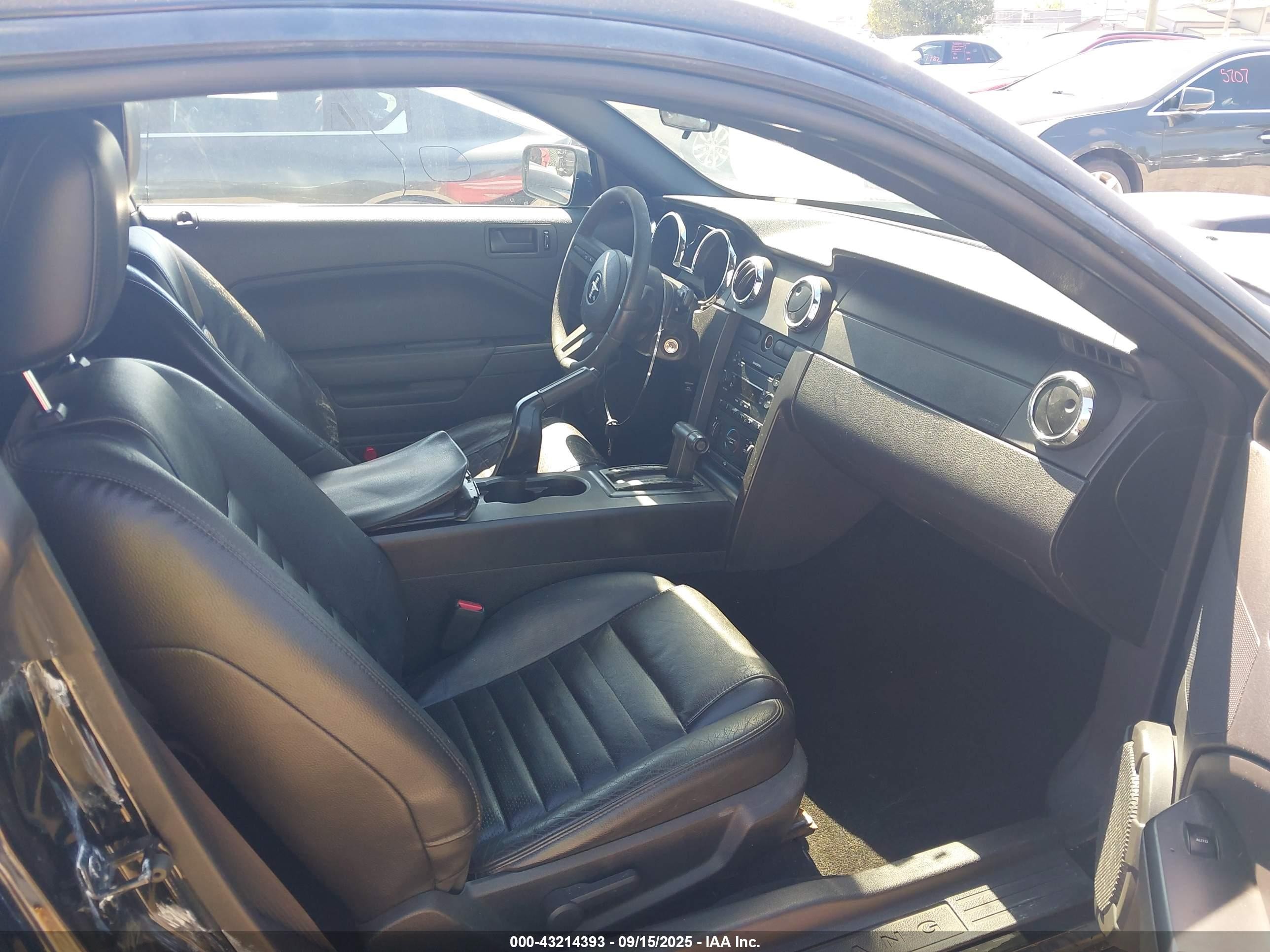 2007 Ford Mustang Gt Deluxe/gt Premium Черный vin: 1ZVFT82H375336397