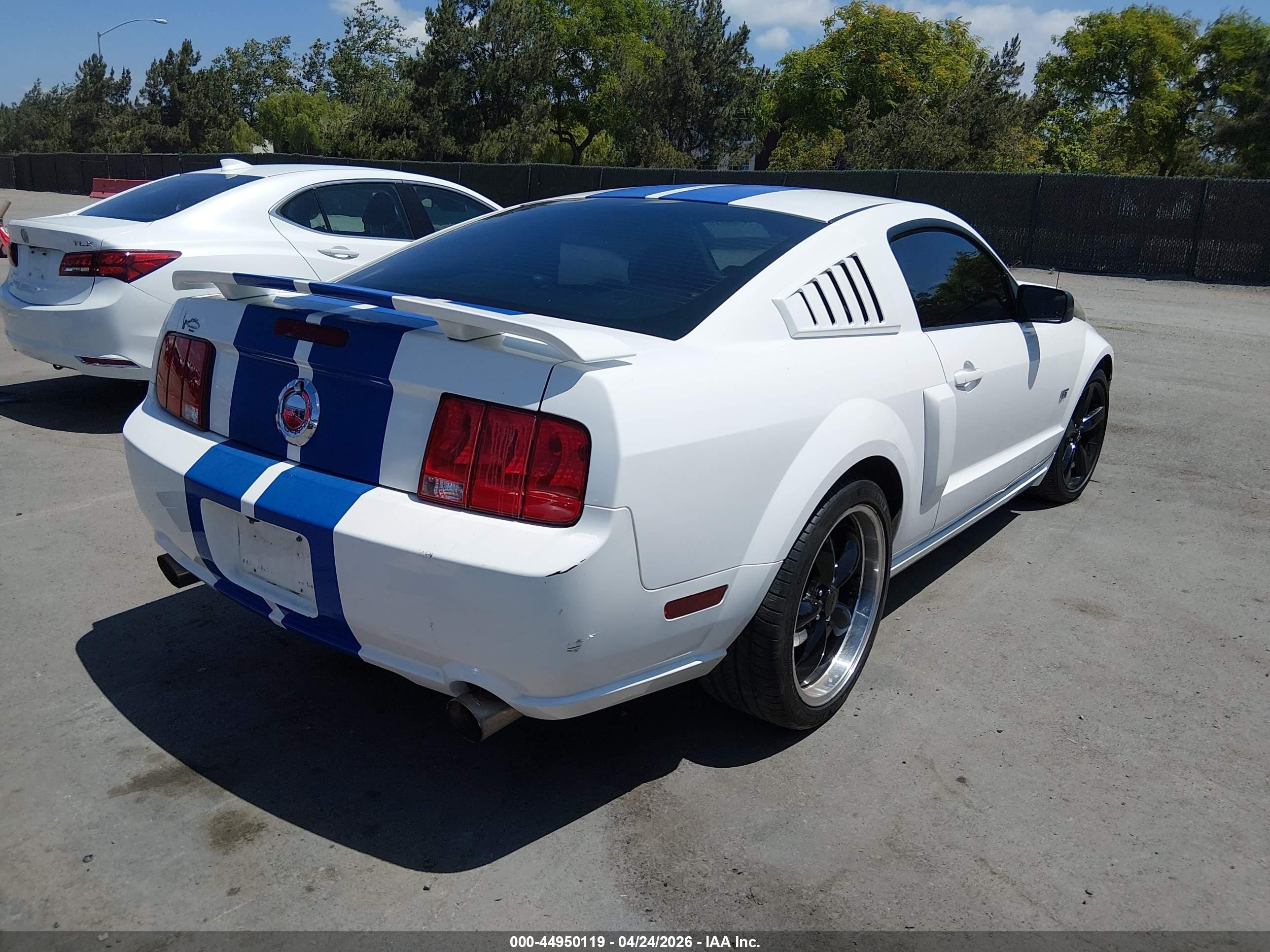 2007 Ford Mustang Gt Deluxe/gt Premium White vin: 1ZVFT82H675273795