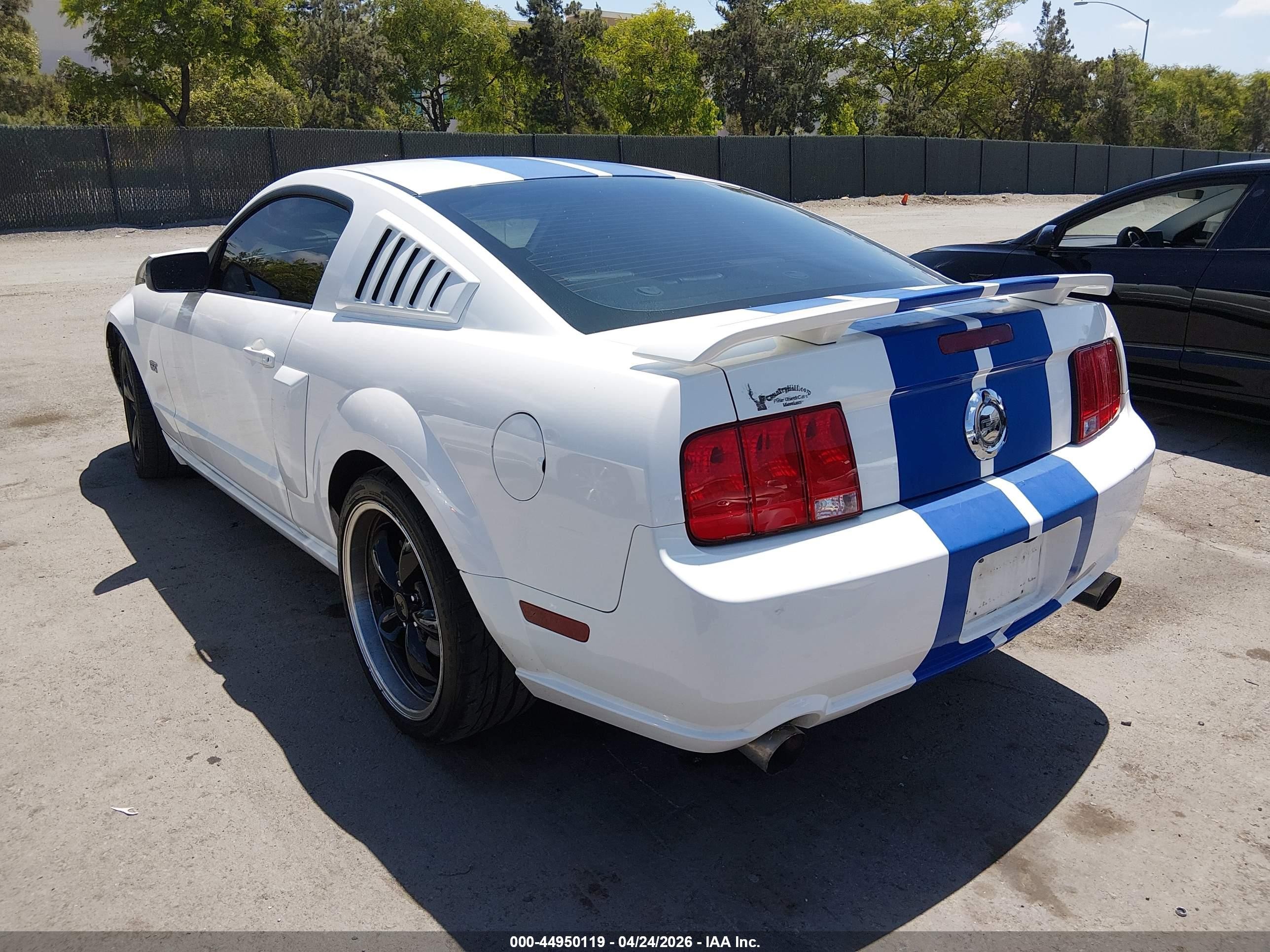 2007 Ford Mustang Gt Deluxe/gt Premium White vin: 1ZVFT82H675273795