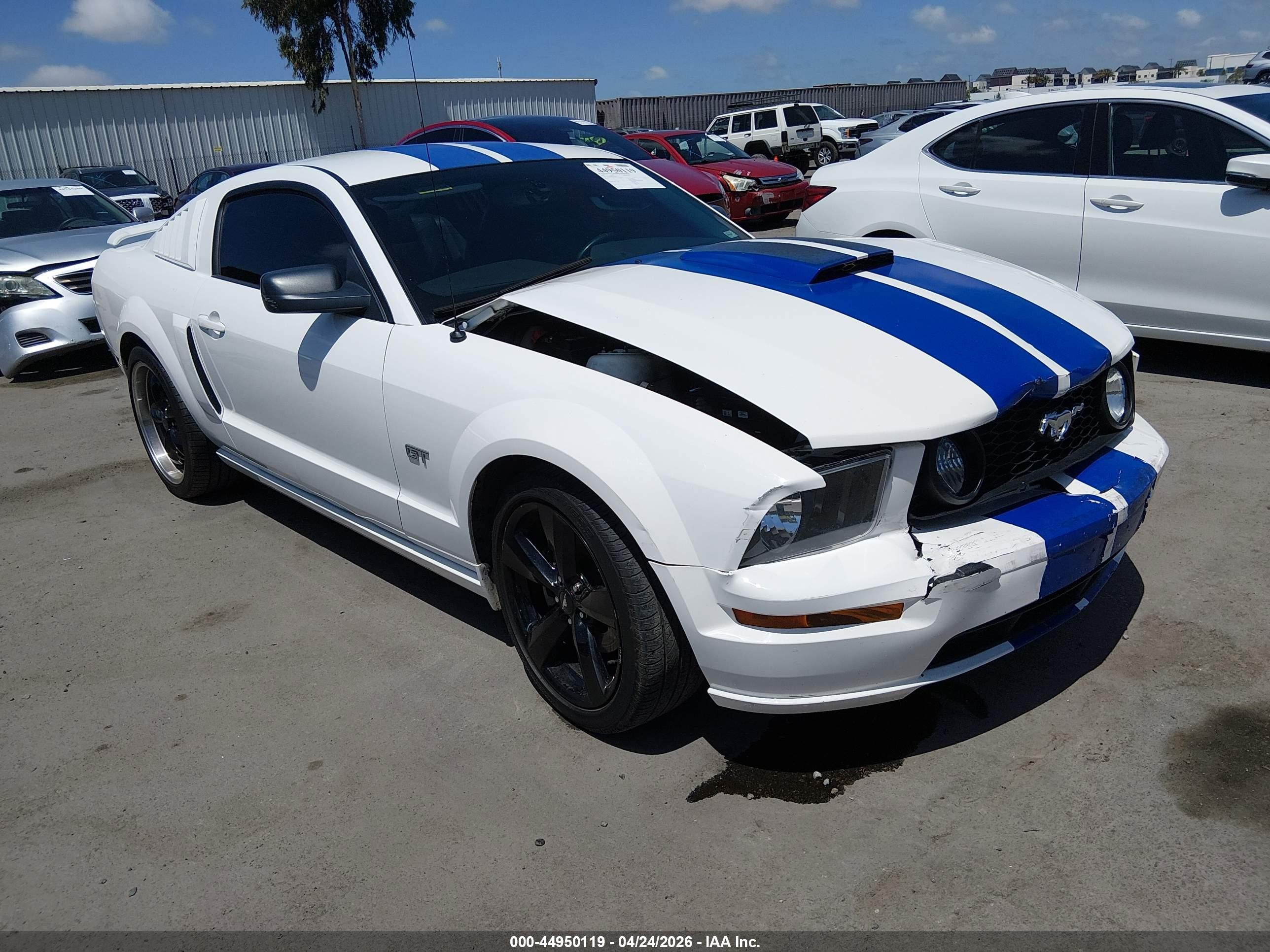 2007 Ford Mustang Gt Deluxe/gt Premium White vin: 1ZVFT82H675273795