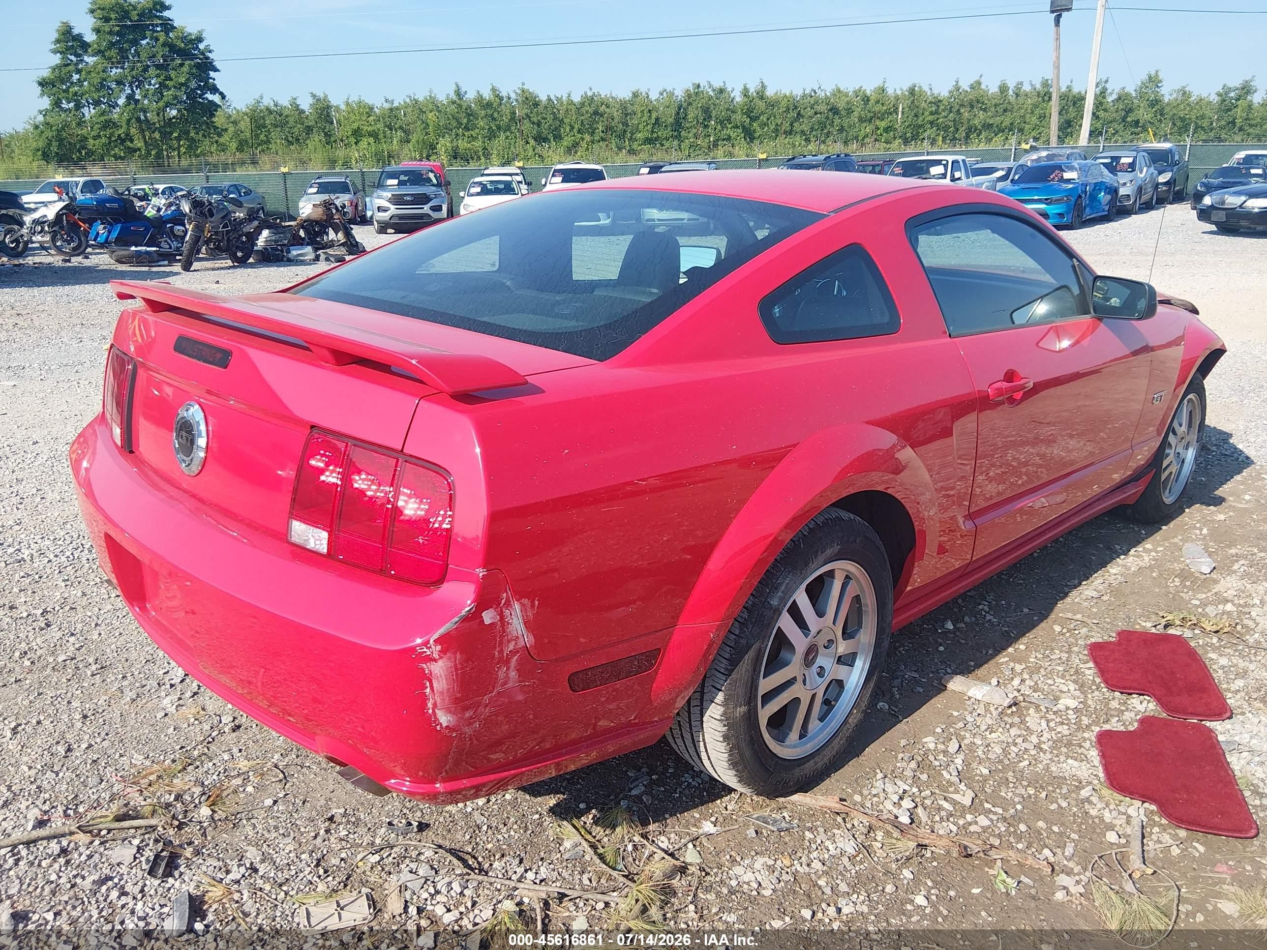 2005 Ford Mustang Gt Deluxe/gt Premium Красный vin: 1ZVFT82H755104219