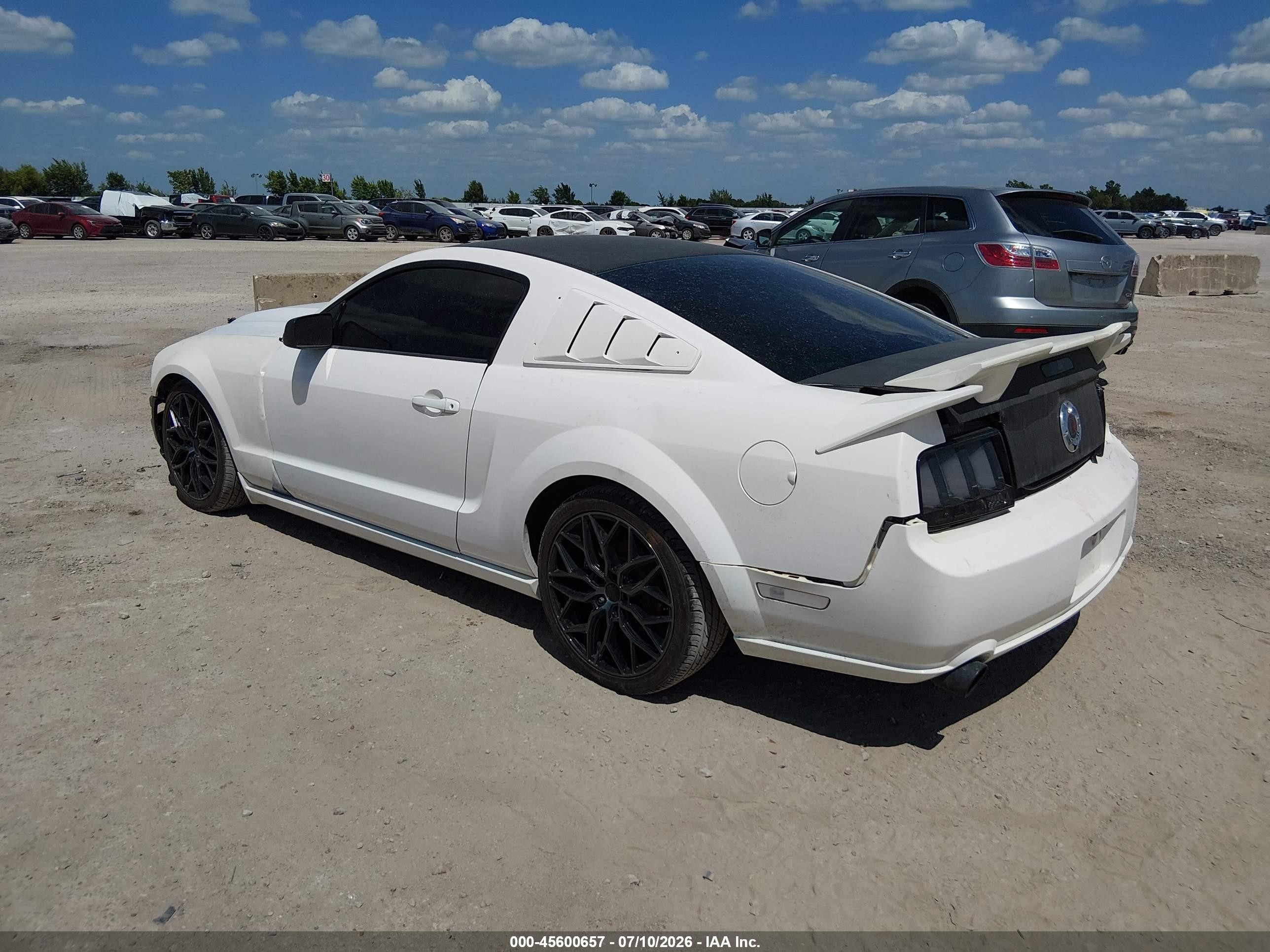 2005 Ford Mustang Gt Deluxe/gt Premium White vin: 1ZVFT82H855175302