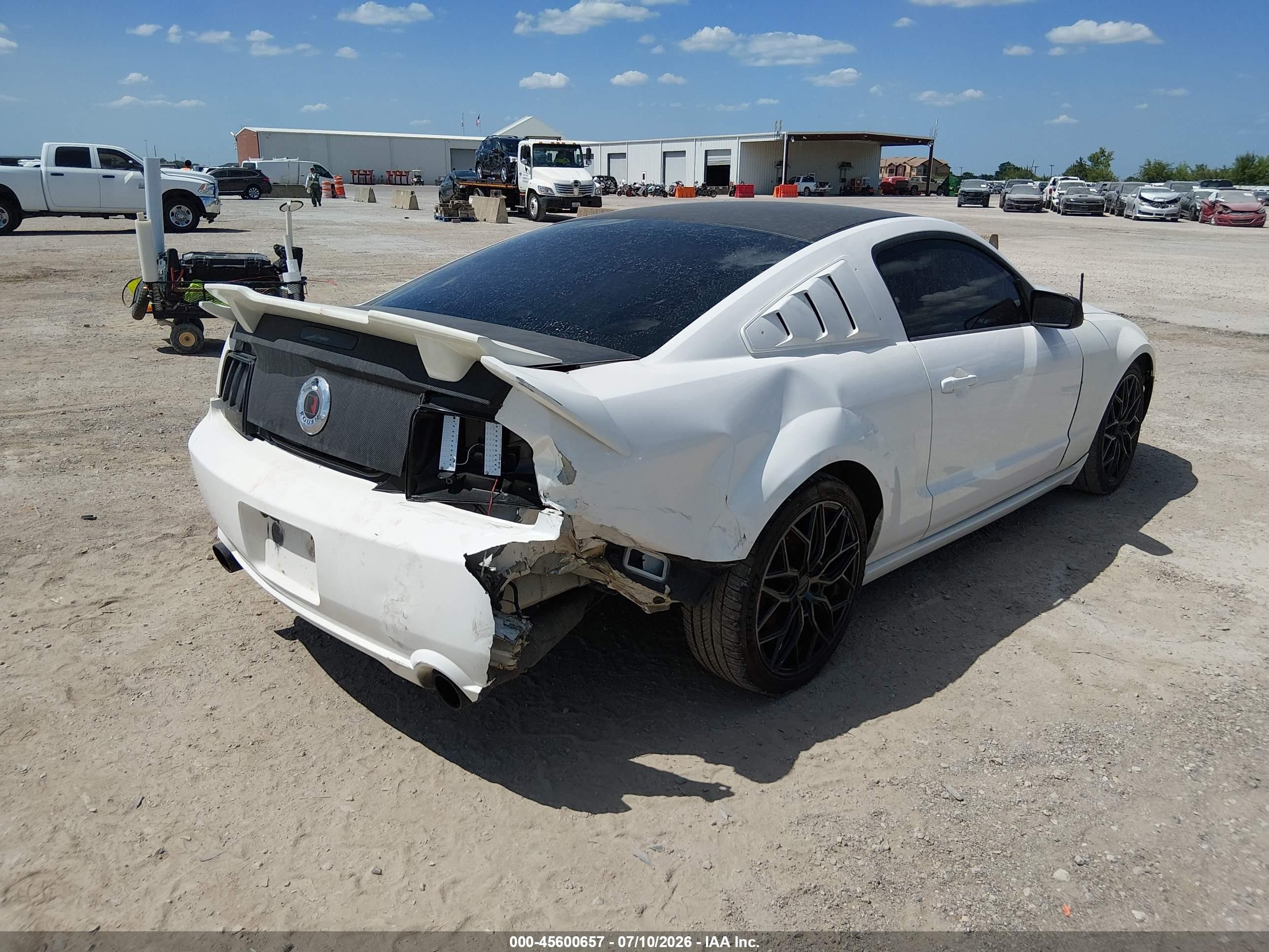 2005 Ford Mustang Gt Deluxe/gt Premium White vin: 1ZVFT82H855175302