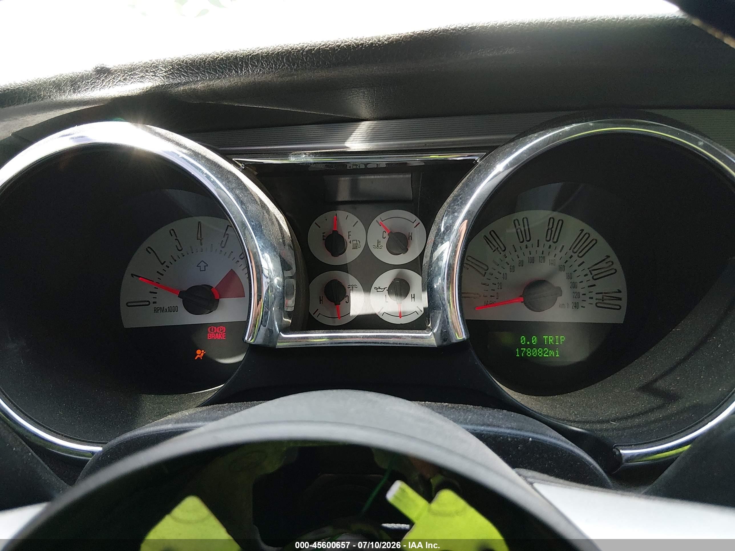 2005 Ford Mustang Gt Deluxe/gt Premium White vin: 1ZVFT82H855175302
