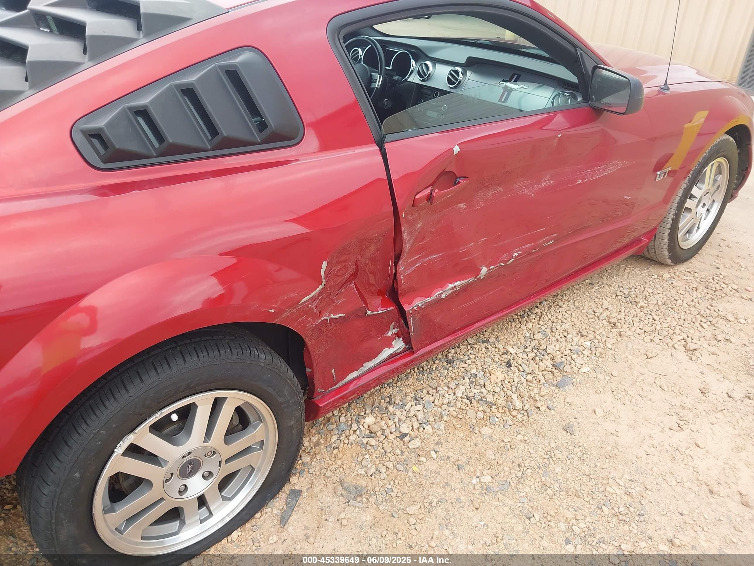 2005 Ford Mustang Gt Deluxe/gt Premium Красный vin: 1ZVFT82H955210266