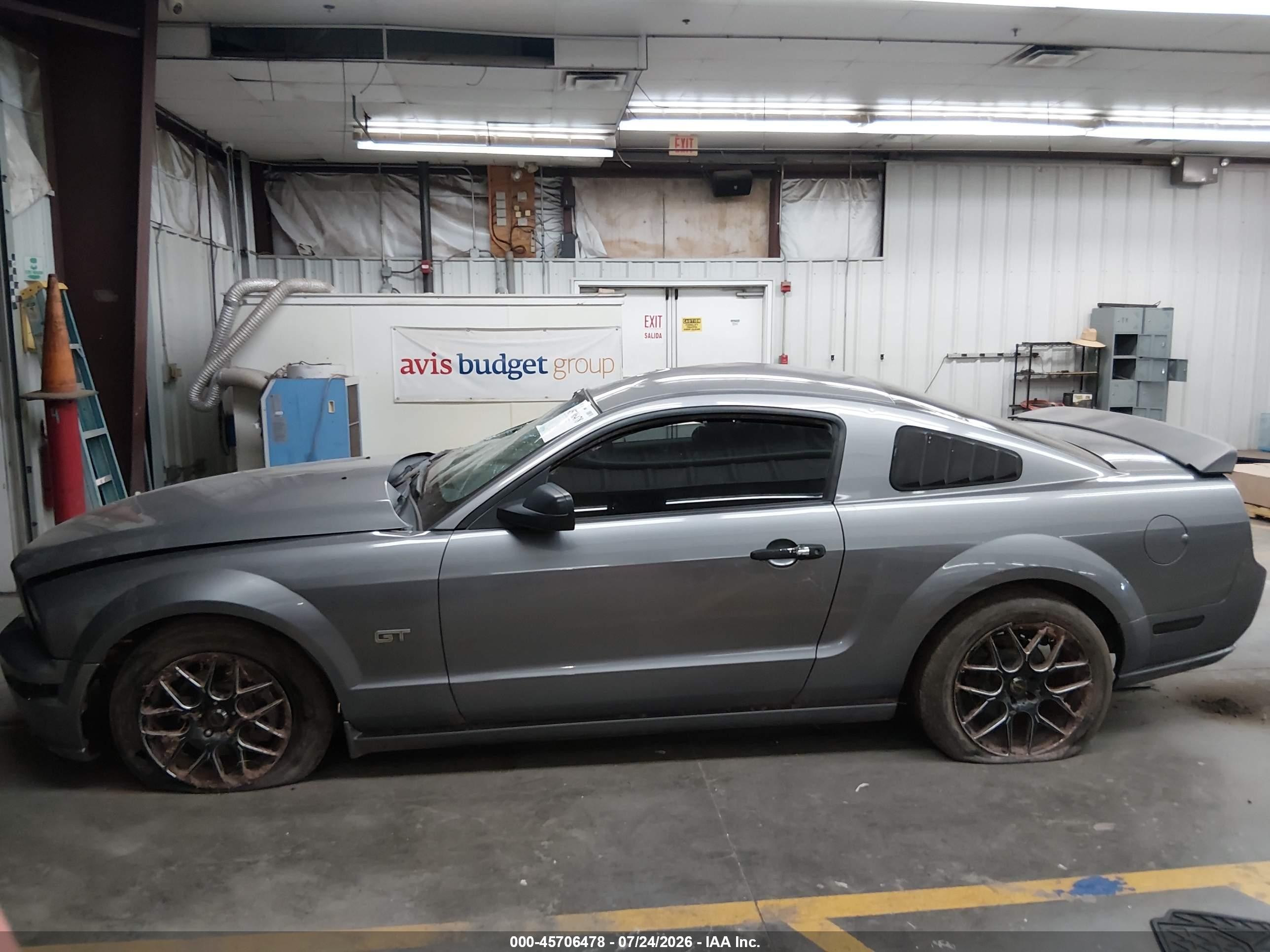 2006 Ford Mustang Gt Серебряный vin: 1ZVFT82HX65194385