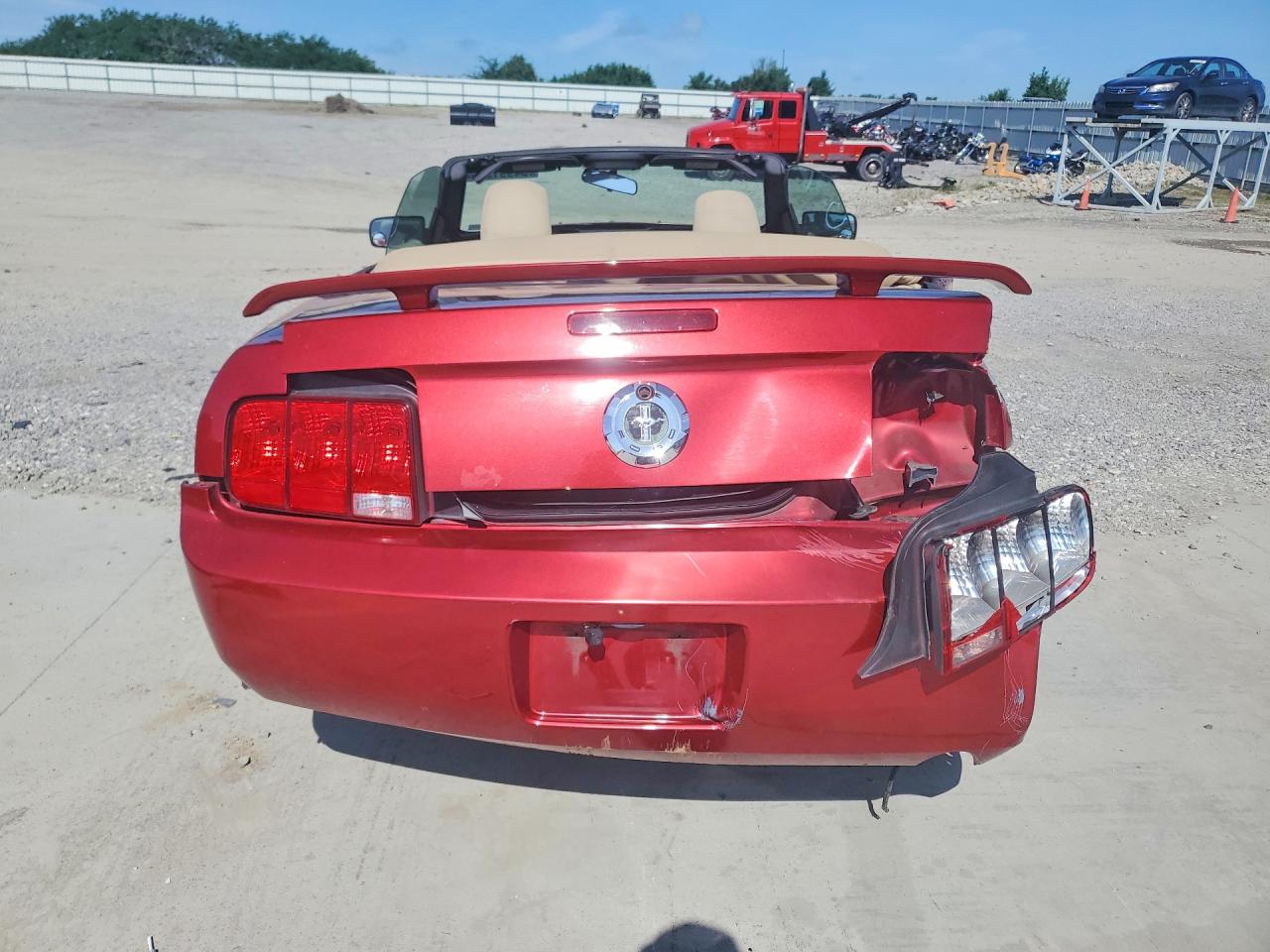 2005 Ford Mustang Red vin: 1ZVFT84N055207629