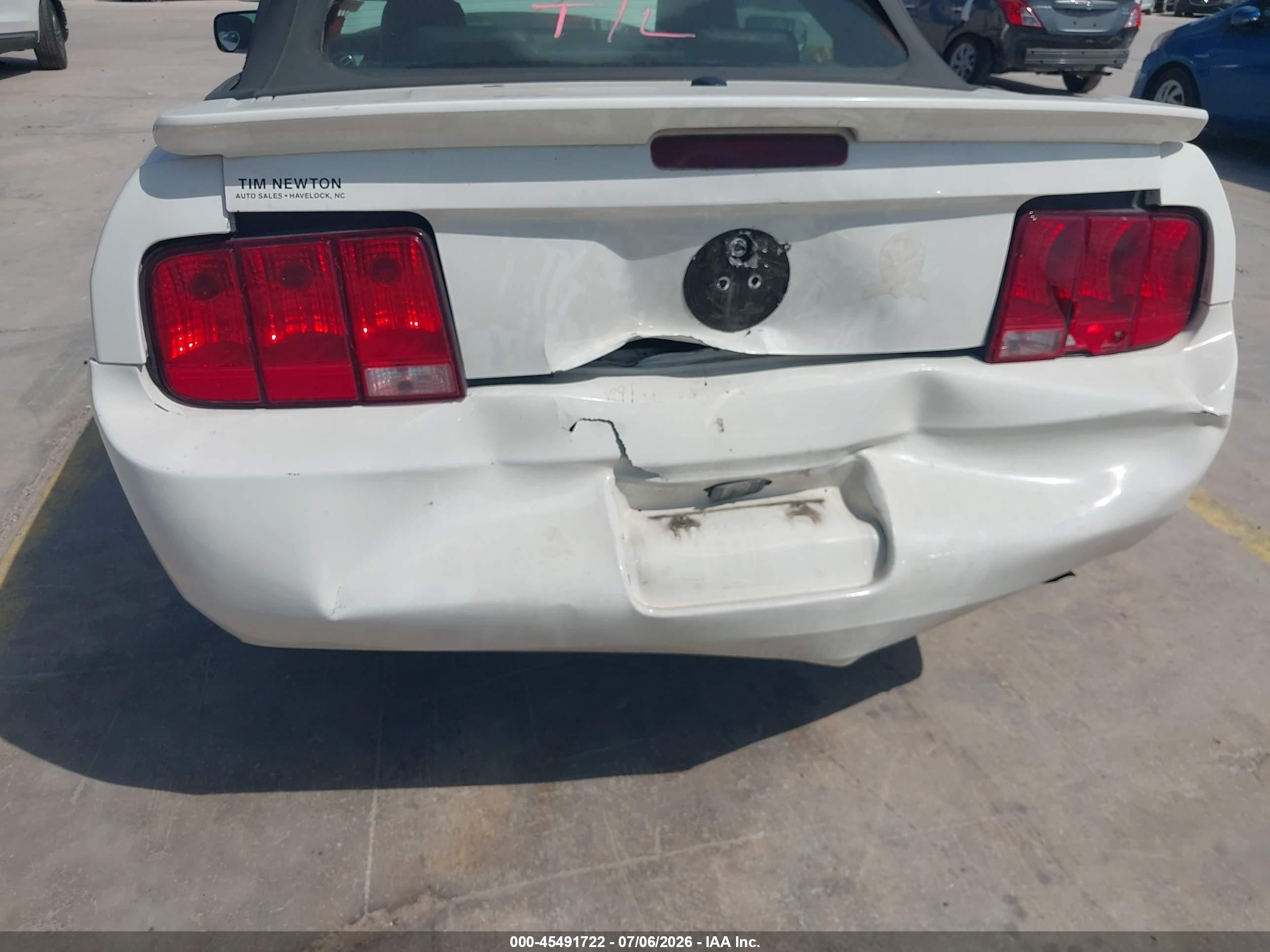 2007 Ford Mustang V6 Deluxe/v6 Premium White vin: 1ZVFT84N075239435