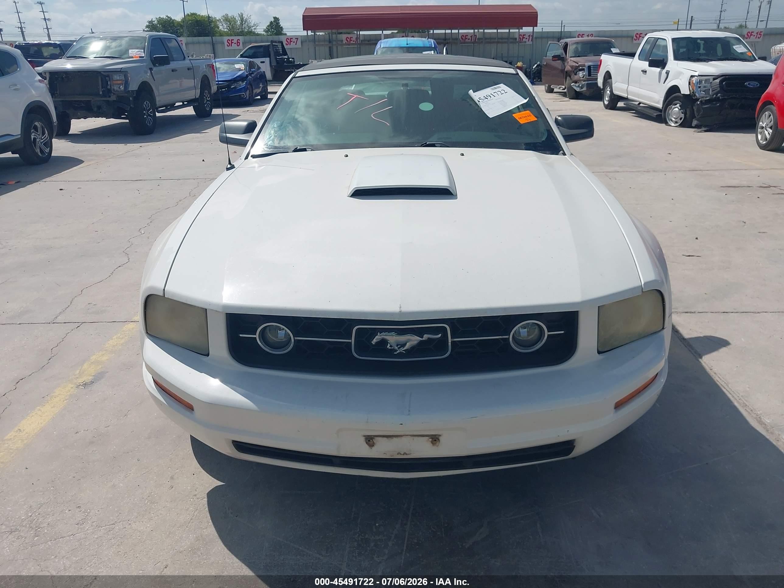 2007 Ford Mustang V6 Deluxe/v6 Premium White vin: 1ZVFT84N075239435