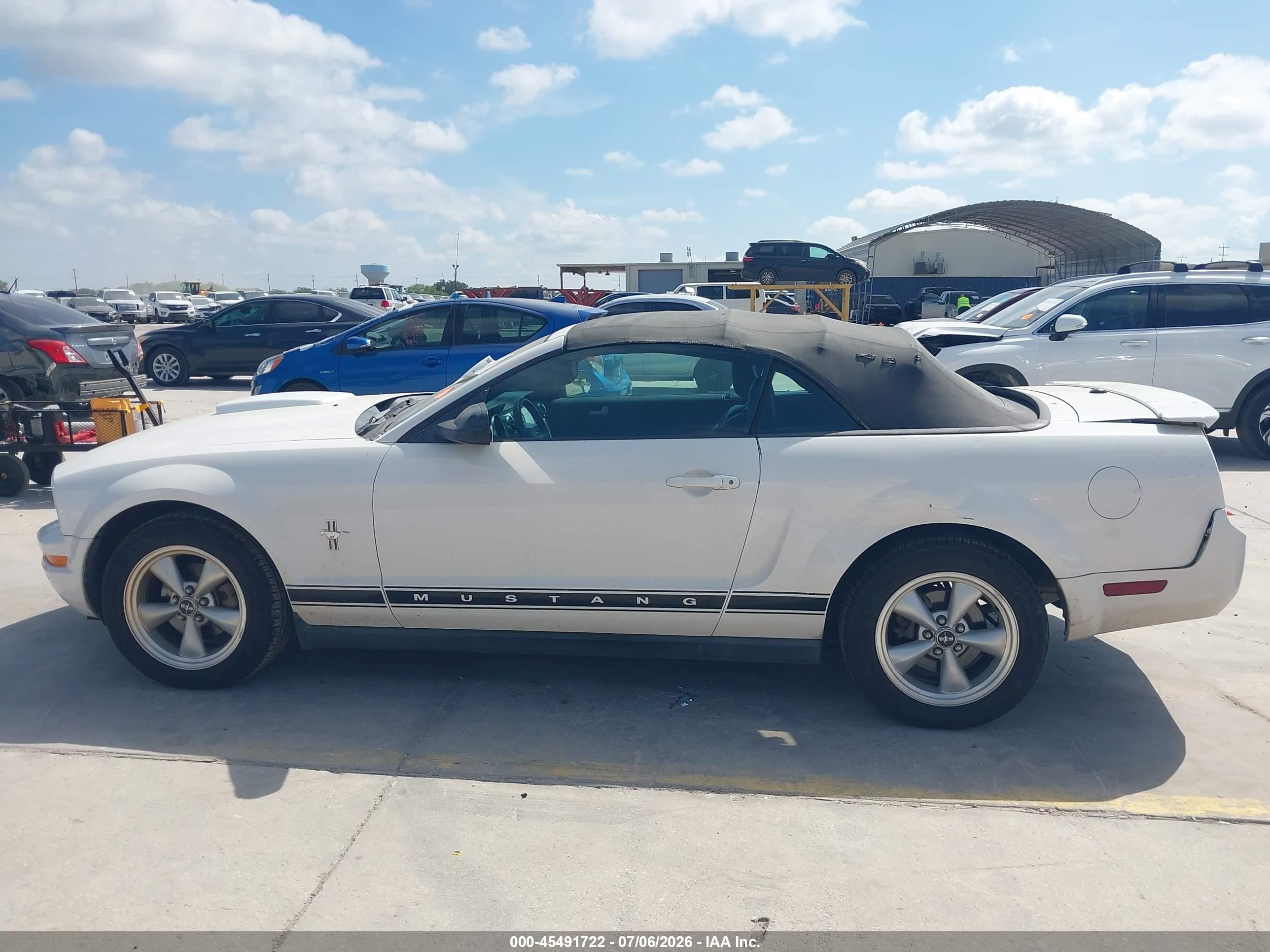 2007 Ford Mustang V6 Deluxe/v6 Premium White vin: 1ZVFT84N075239435