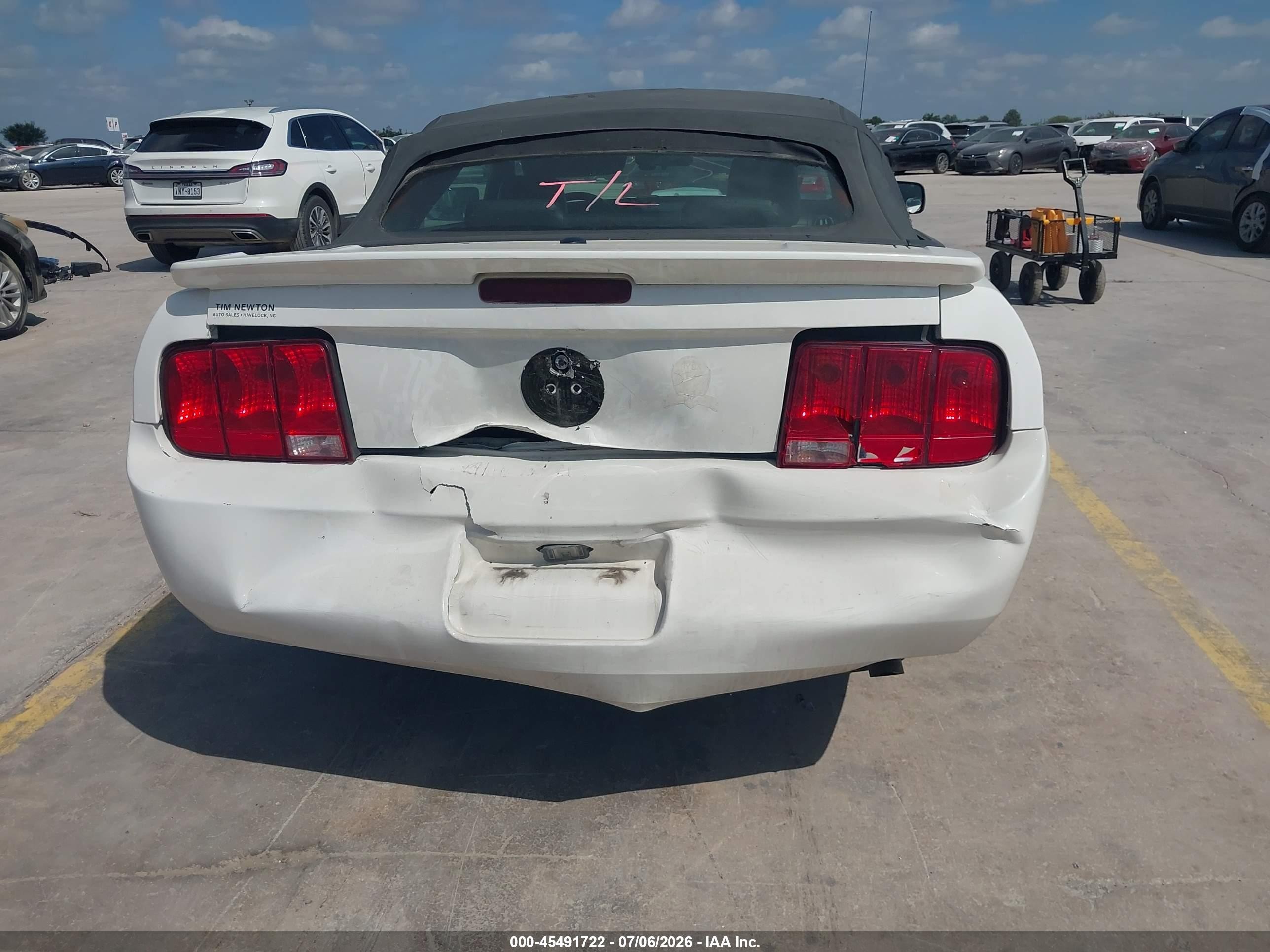 2007 Ford Mustang V6 Deluxe/v6 Premium White vin: 1ZVFT84N075239435