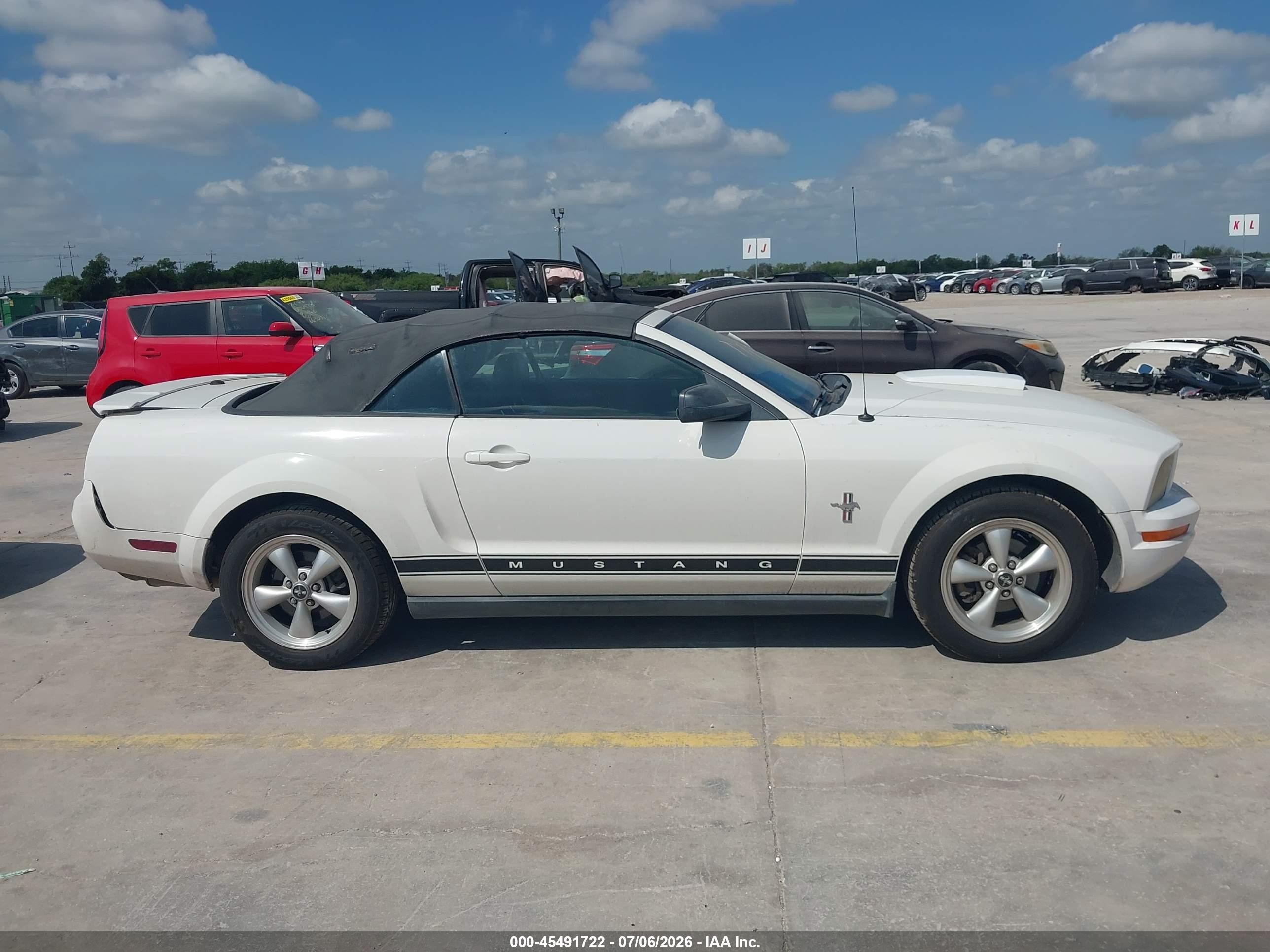 2007 Ford Mustang V6 Deluxe/v6 Premium White vin: 1ZVFT84N075239435