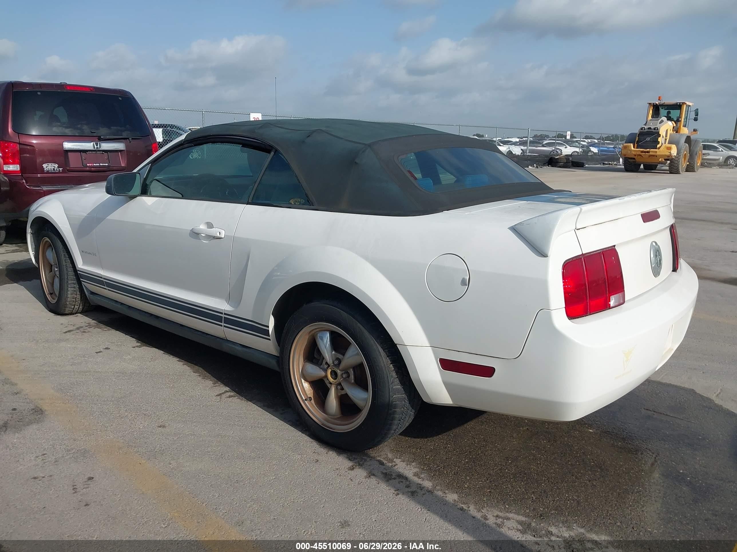 2006 Ford Mustang V6 White vin: 1ZVFT84N165220004