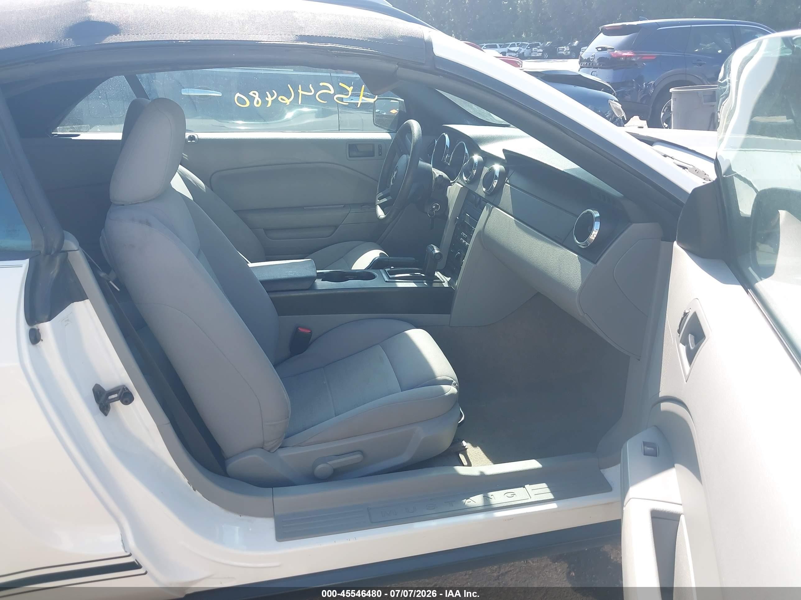 2007 Ford Mustang V6 Deluxe/v6 Premium White vin: 1ZVFT84N175361379