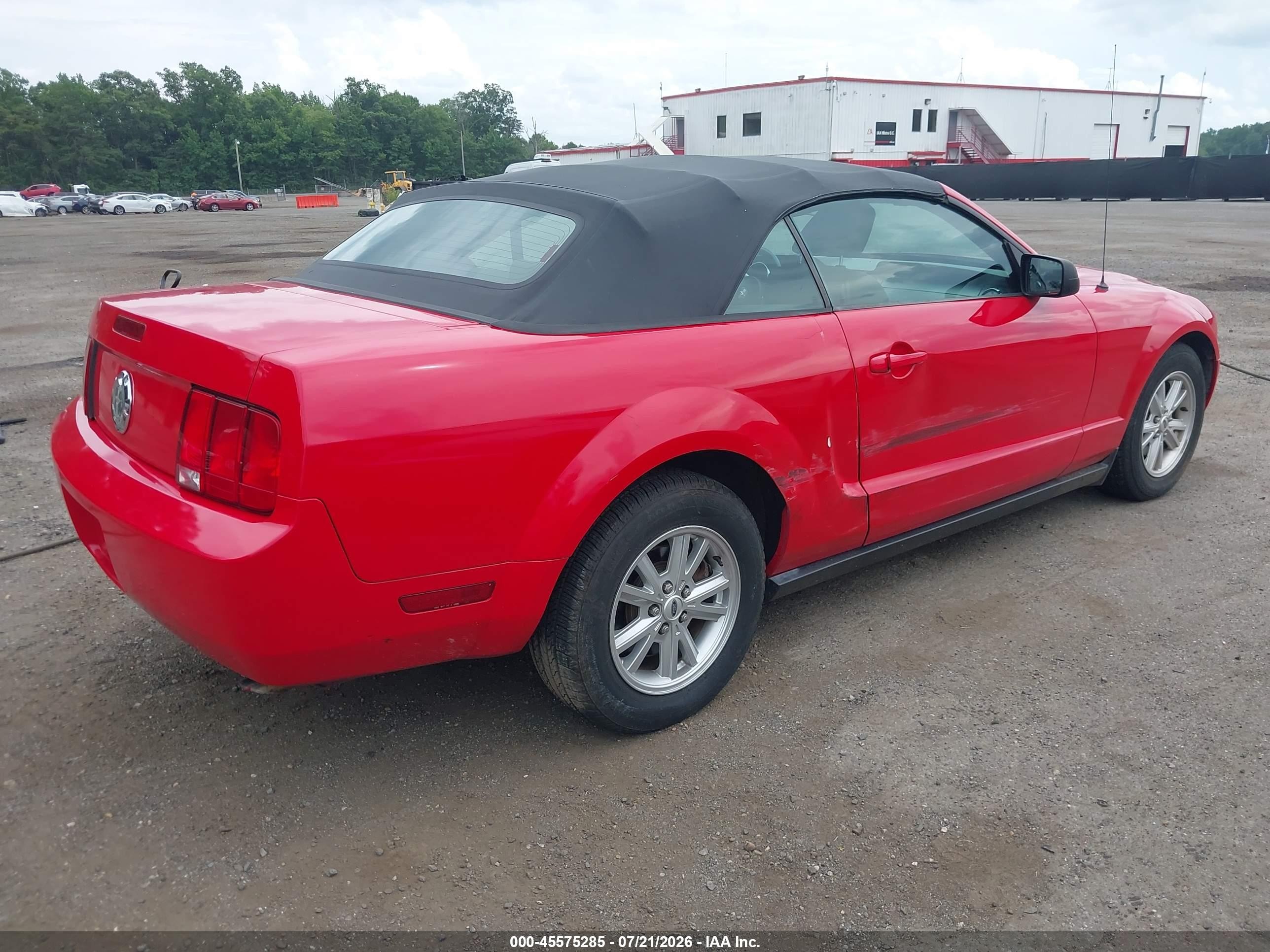 2005 Ford Mustang   Red vin: 1ZVFT84N255187271