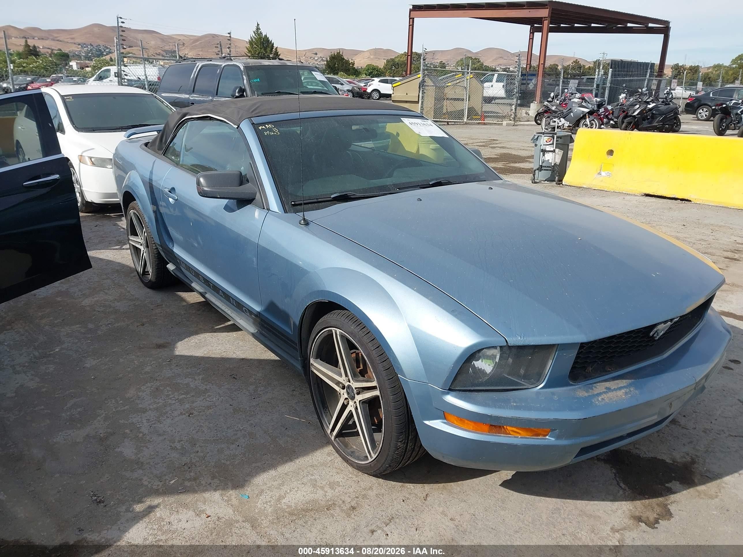2005 Ford Mustang   Синий vin: 1ZVFT84N255256315