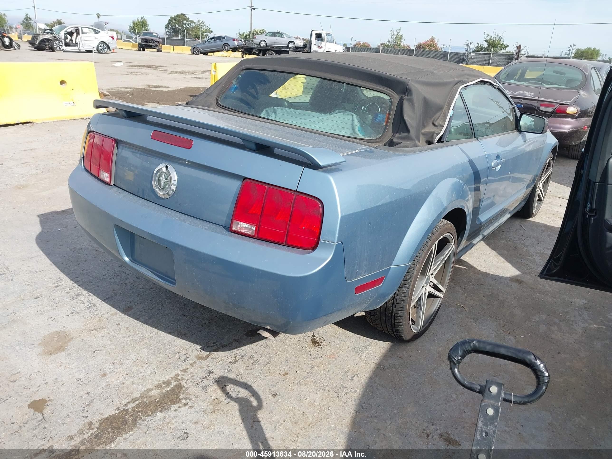 2005 Ford Mustang   Синий vin: 1ZVFT84N255256315