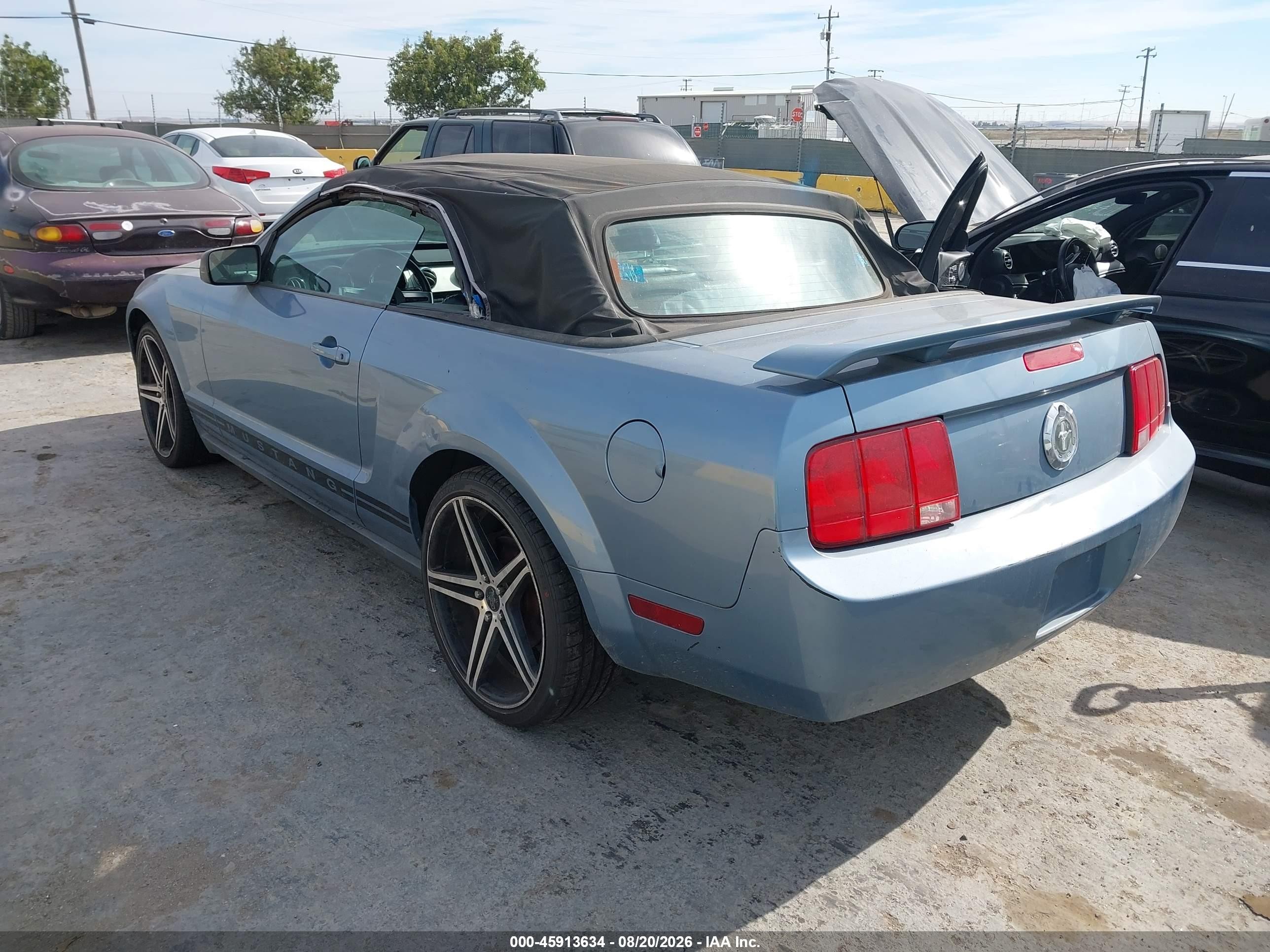 2005 Ford Mustang   Синий vin: 1ZVFT84N255256315