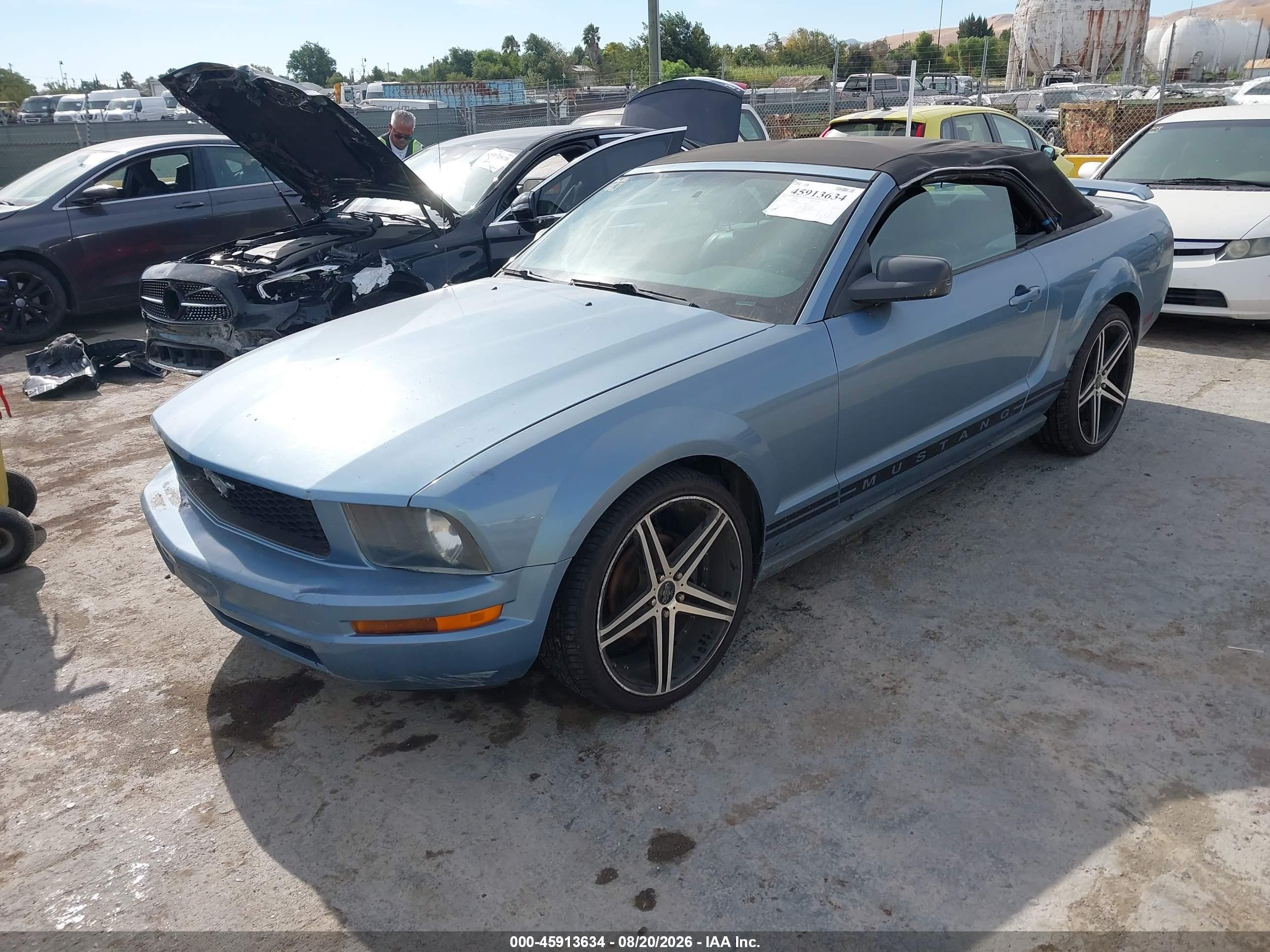 2005 Ford Mustang   Синий vin: 1ZVFT84N255256315