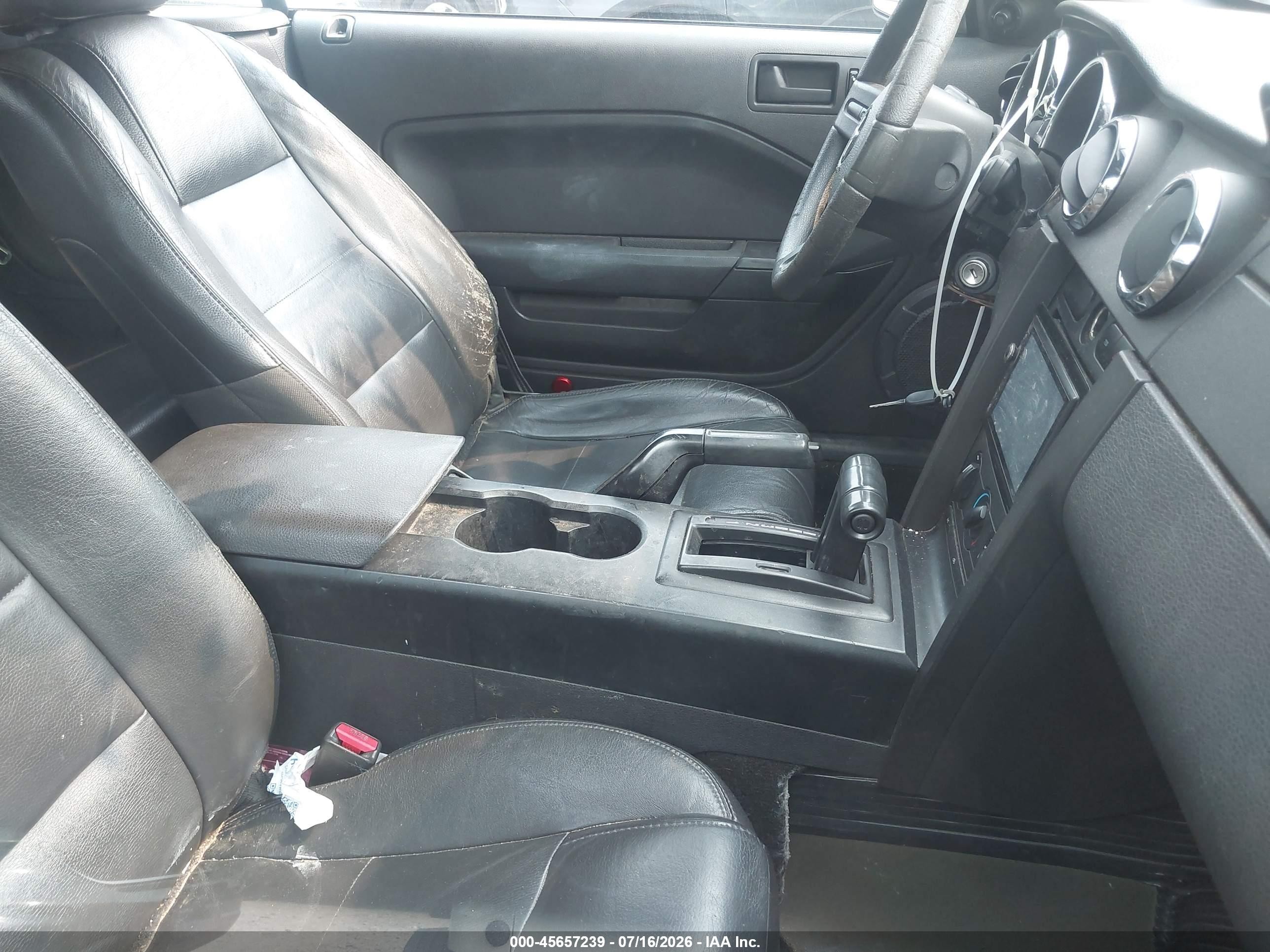 2005 Ford Mustang   Черный vin: 1ZVFT84N355225154