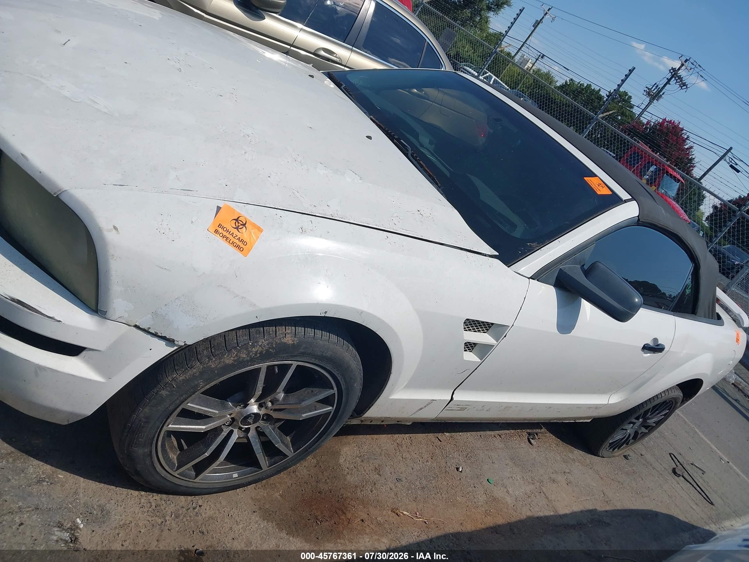 2005 Ford Mustang   White vin: 1ZVFT84N355258610