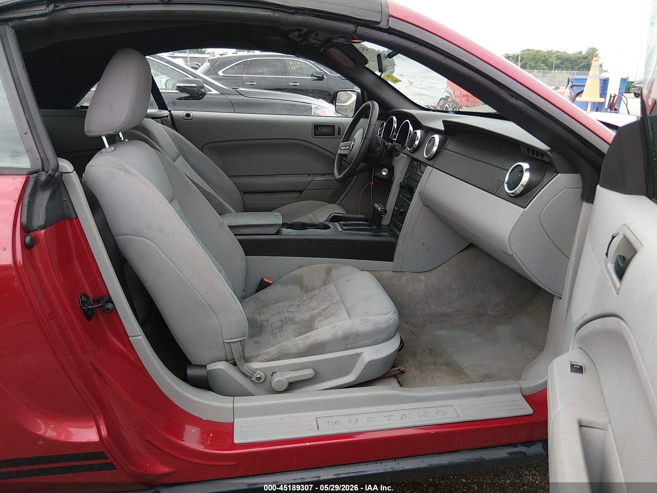 2005 Ford Mustang   Red vin: 1ZVFT84N455216415