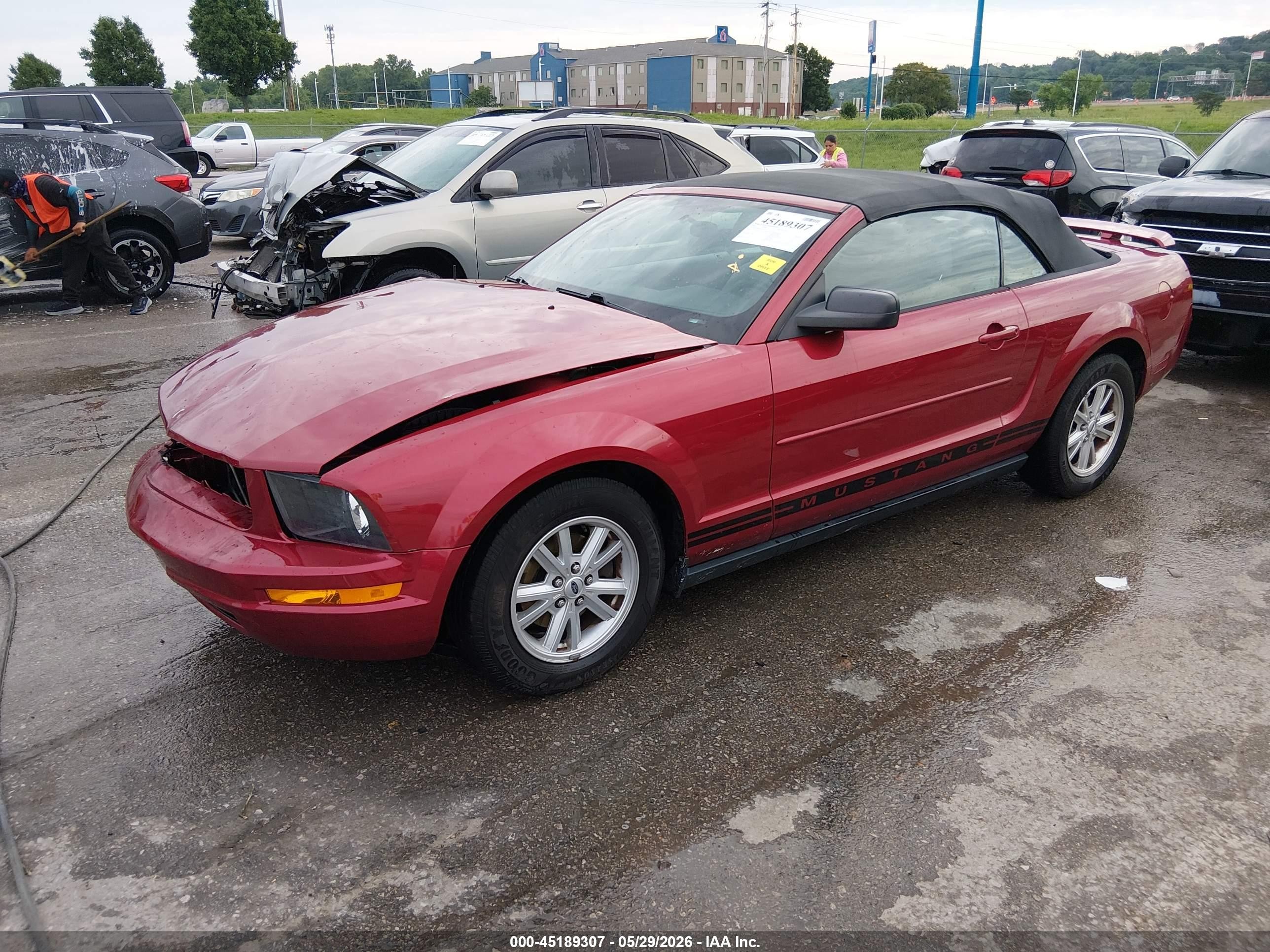 2005 Ford Mustang   Red vin: 1ZVFT84N455216415