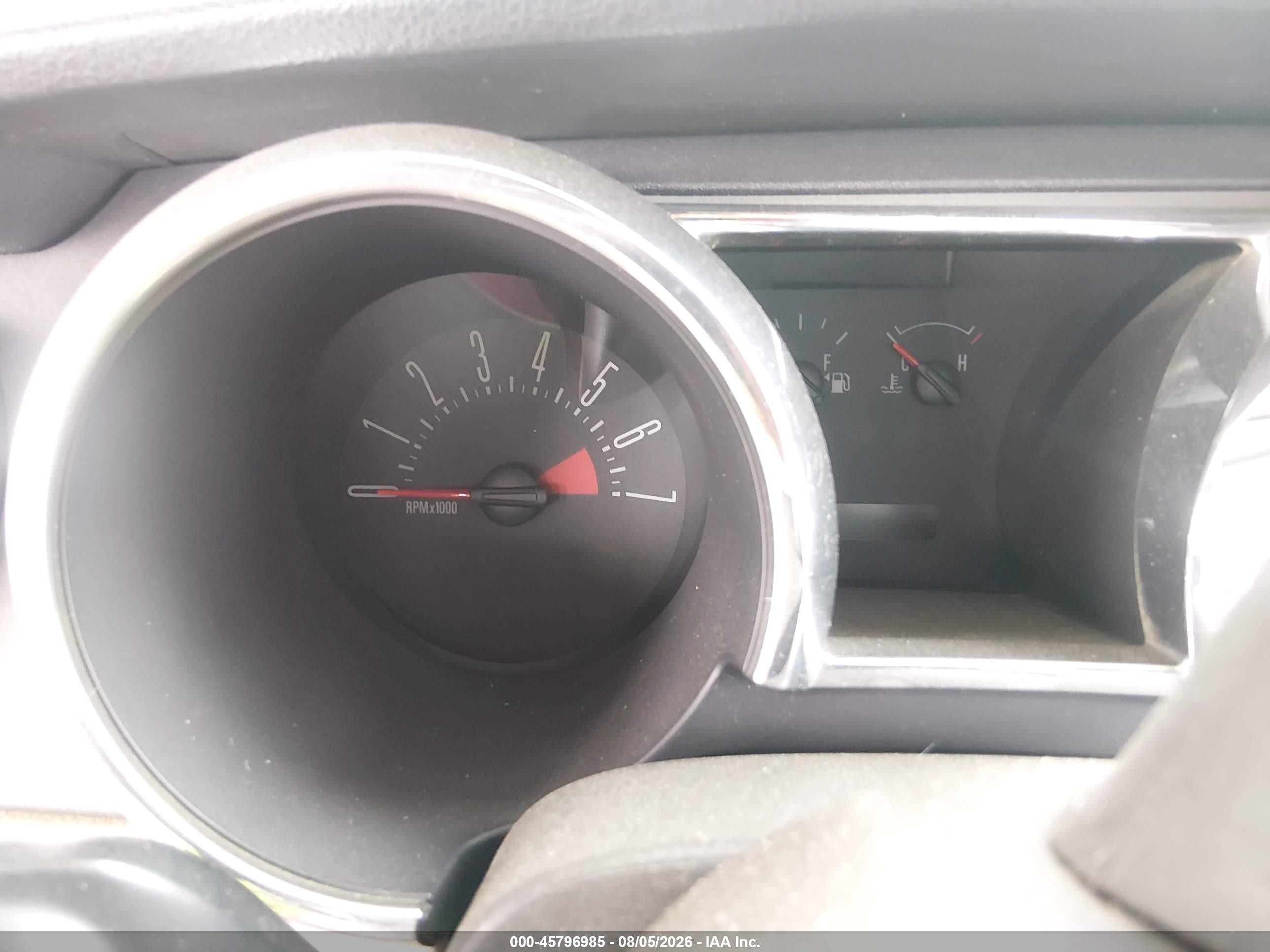 2005 Ford Mustang   Белый vin: 1ZVFT84N455227589