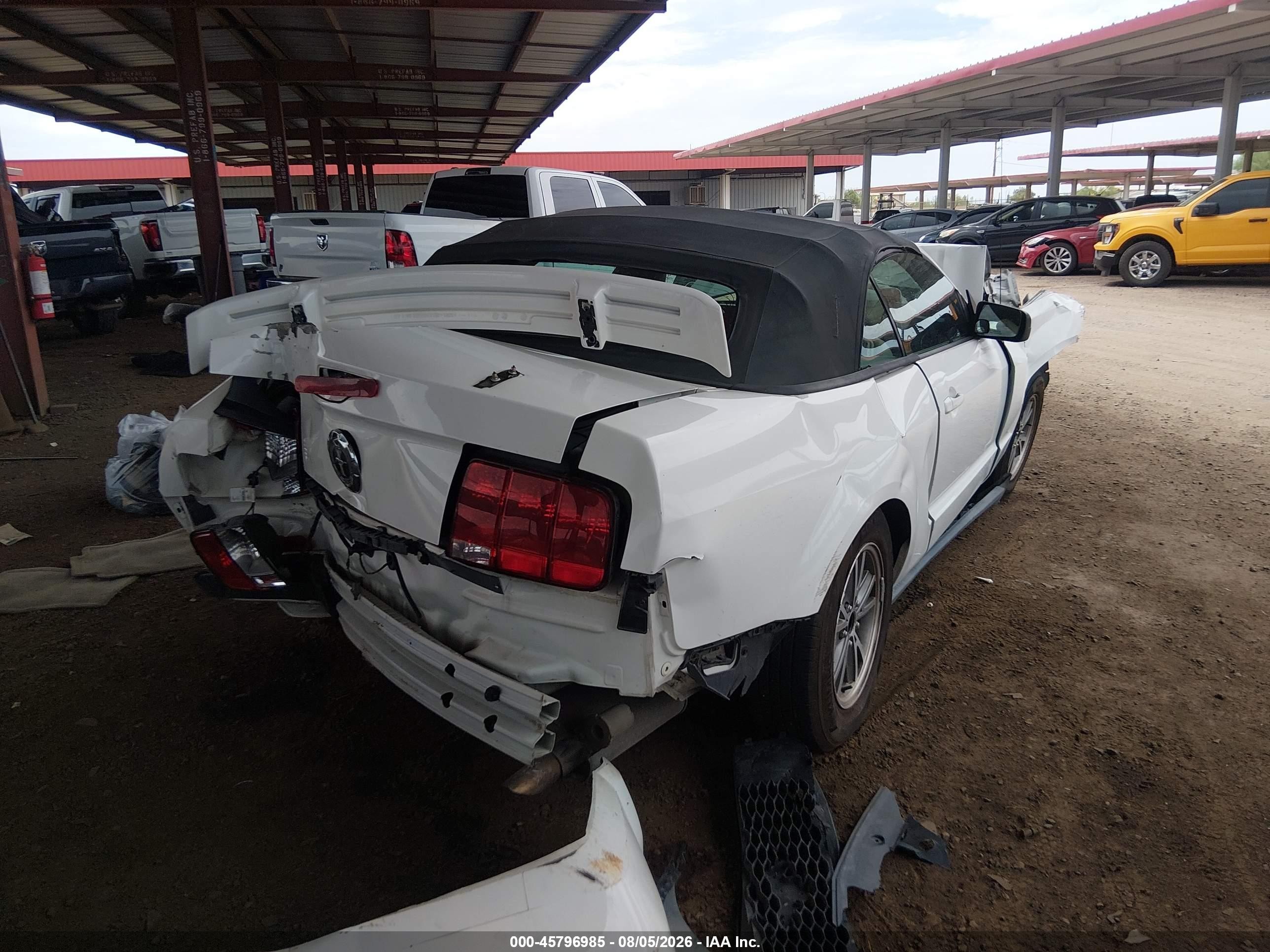 2005 Ford Mustang   Белый vin: 1ZVFT84N455227589