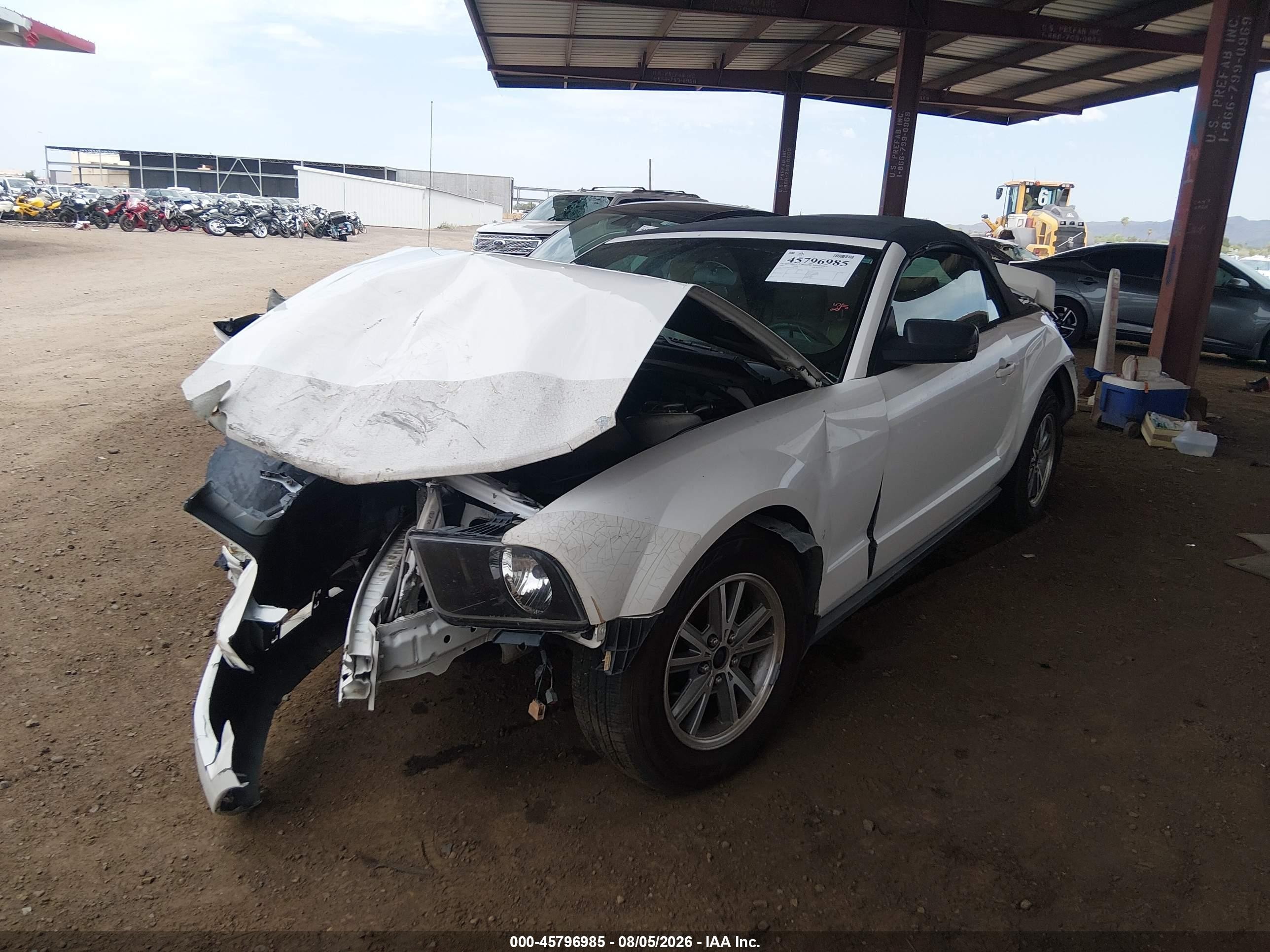 2005 Ford Mustang   Белый vin: 1ZVFT84N455227589