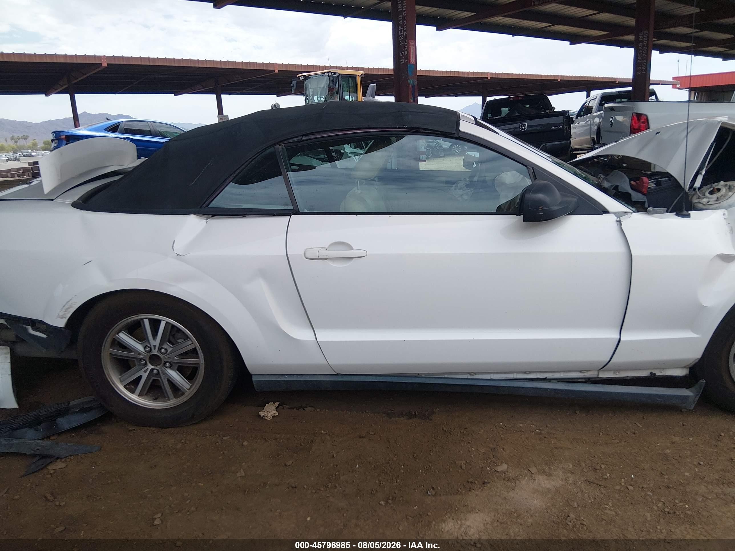 2005 Ford Mustang   Белый vin: 1ZVFT84N455227589