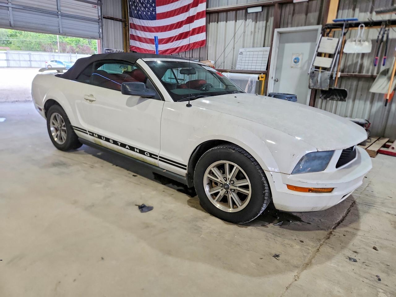 2005 Ford Mustang White vin: 1ZVFT84N555199494
