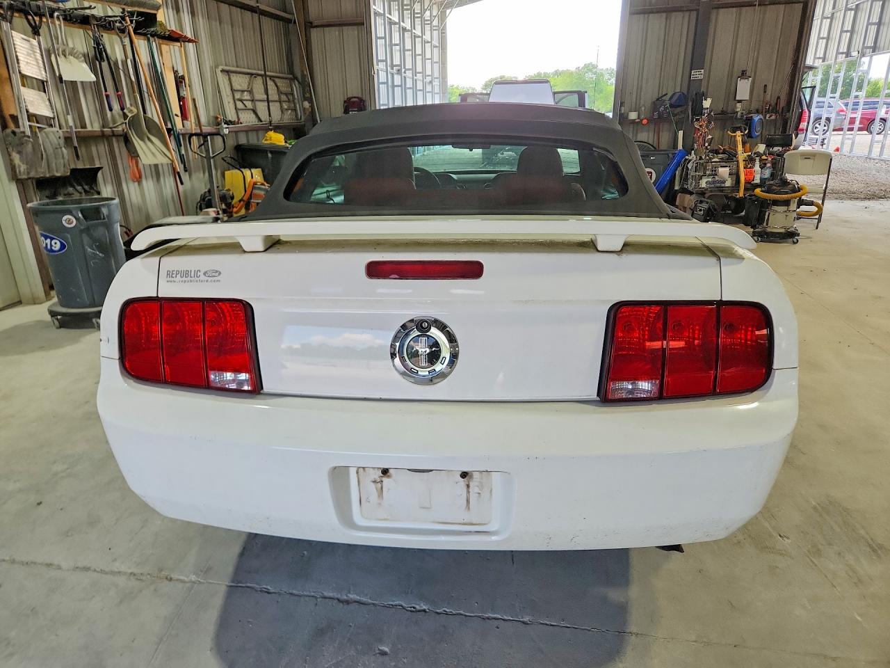 2005 Ford Mustang White vin: 1ZVFT84N555199494