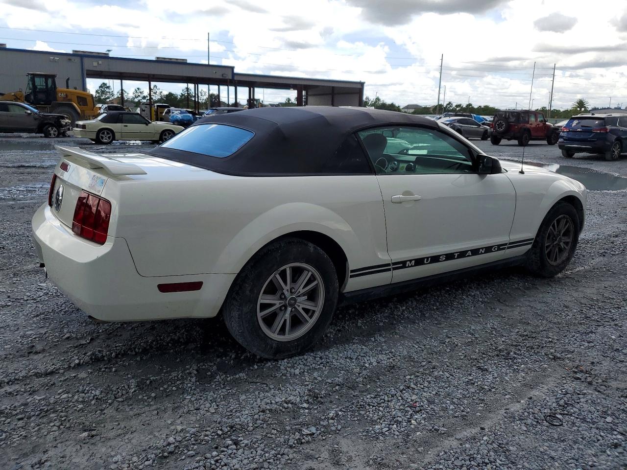 2005 Ford Mustang White vin: 1ZVFT84N555247611