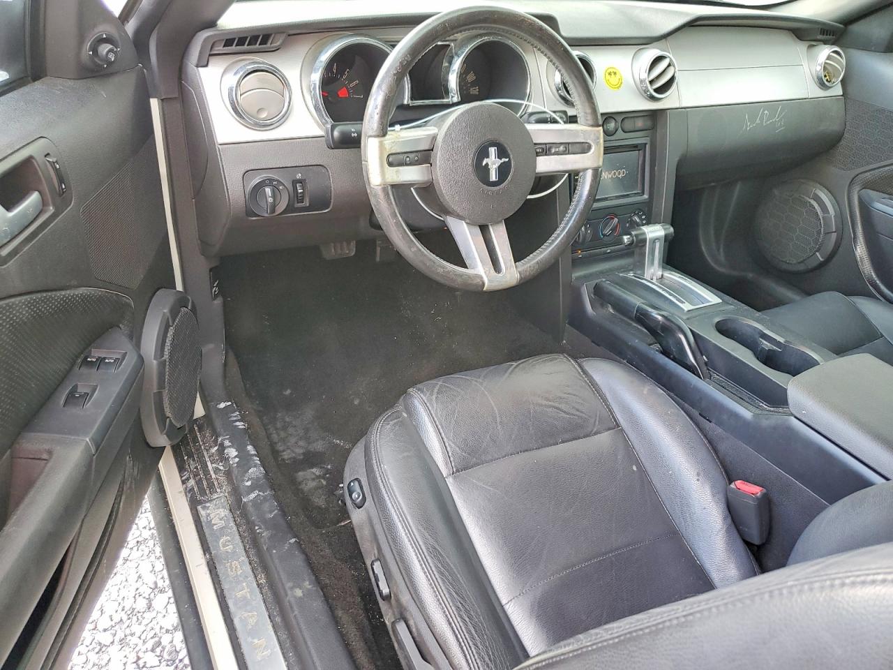 2005 Ford Mustang White vin: 1ZVFT84N555247611