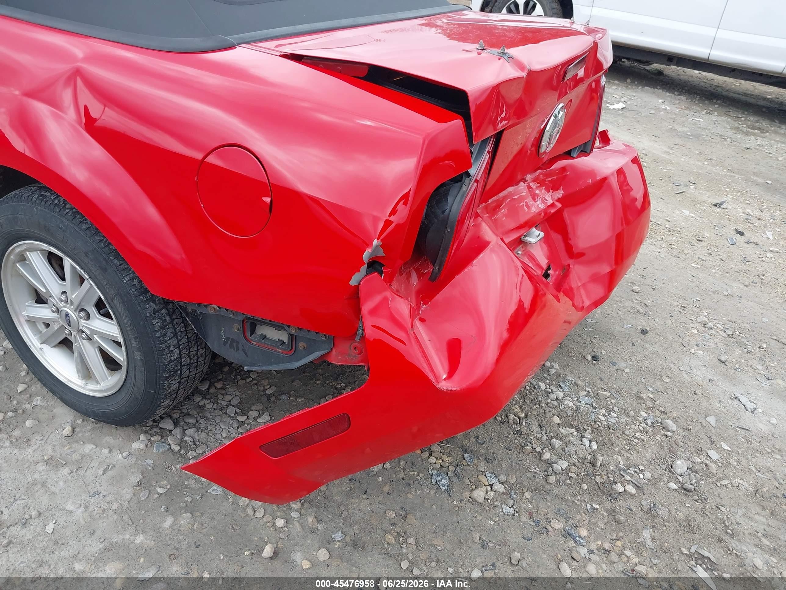 2006 Ford Mustang V6 Red vin: 1ZVFT84N665138737