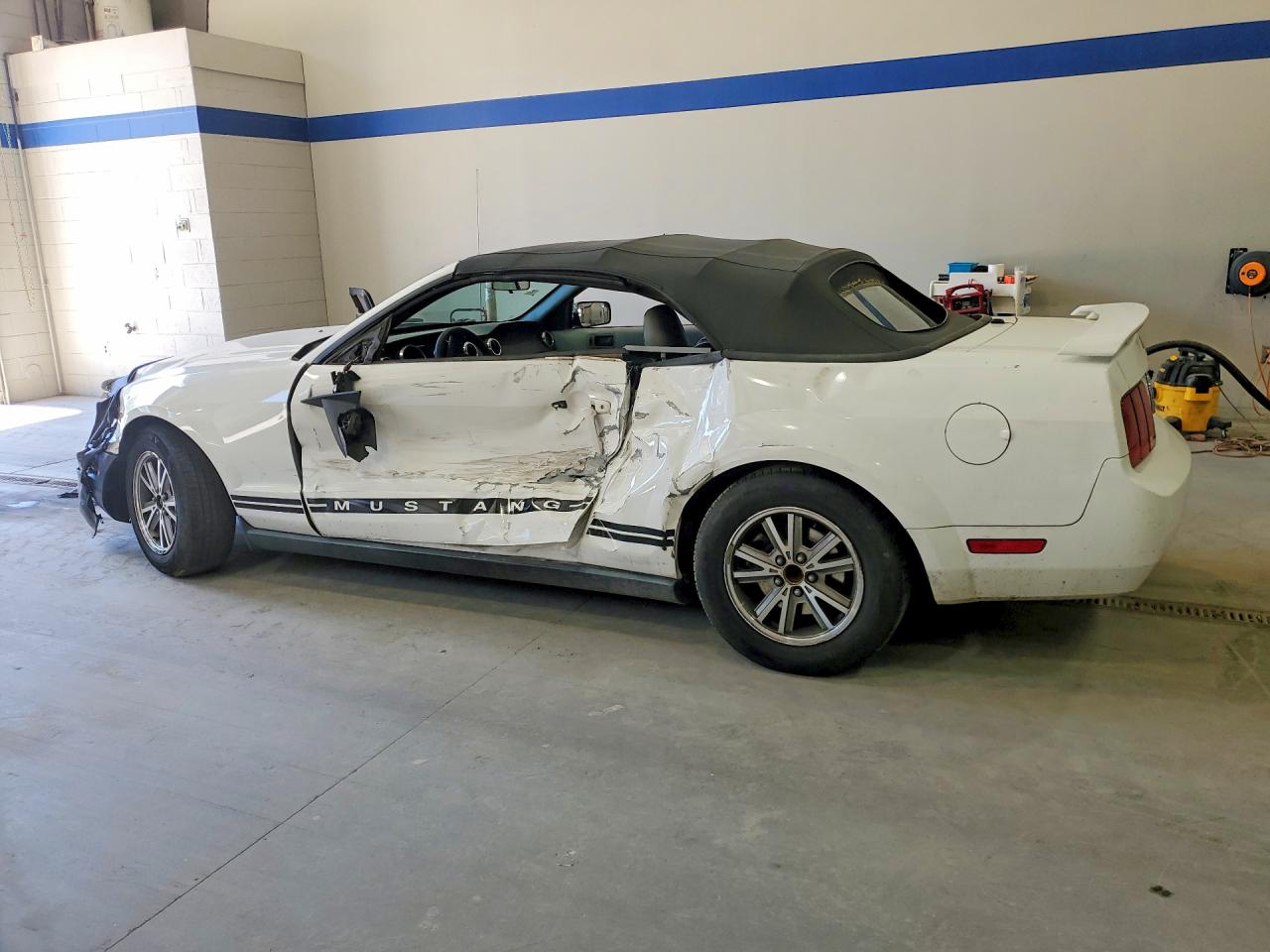 2005 Ford Mustang Белый vin: 1ZVFT84N755214674